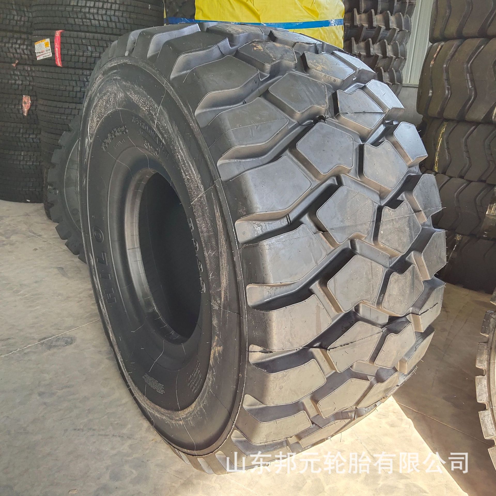 华鲁600 650 750 850 /65r25 全钢丝 绞卡 铰链式自卸车真空轮胎