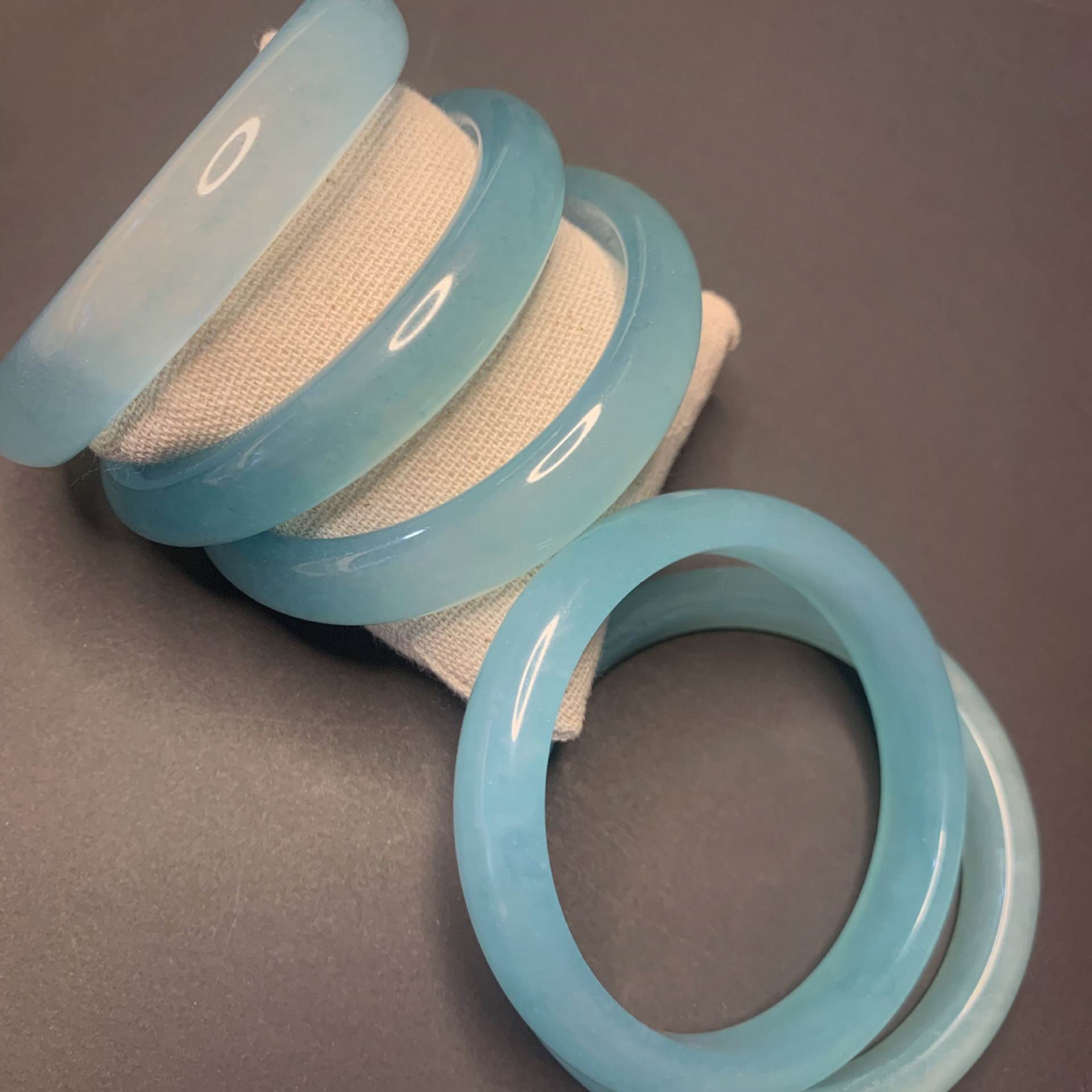 手镯批发手镯玉髓冰种旺夫真玉手镯天然玉石正品天空蓝翡翠玉镯子