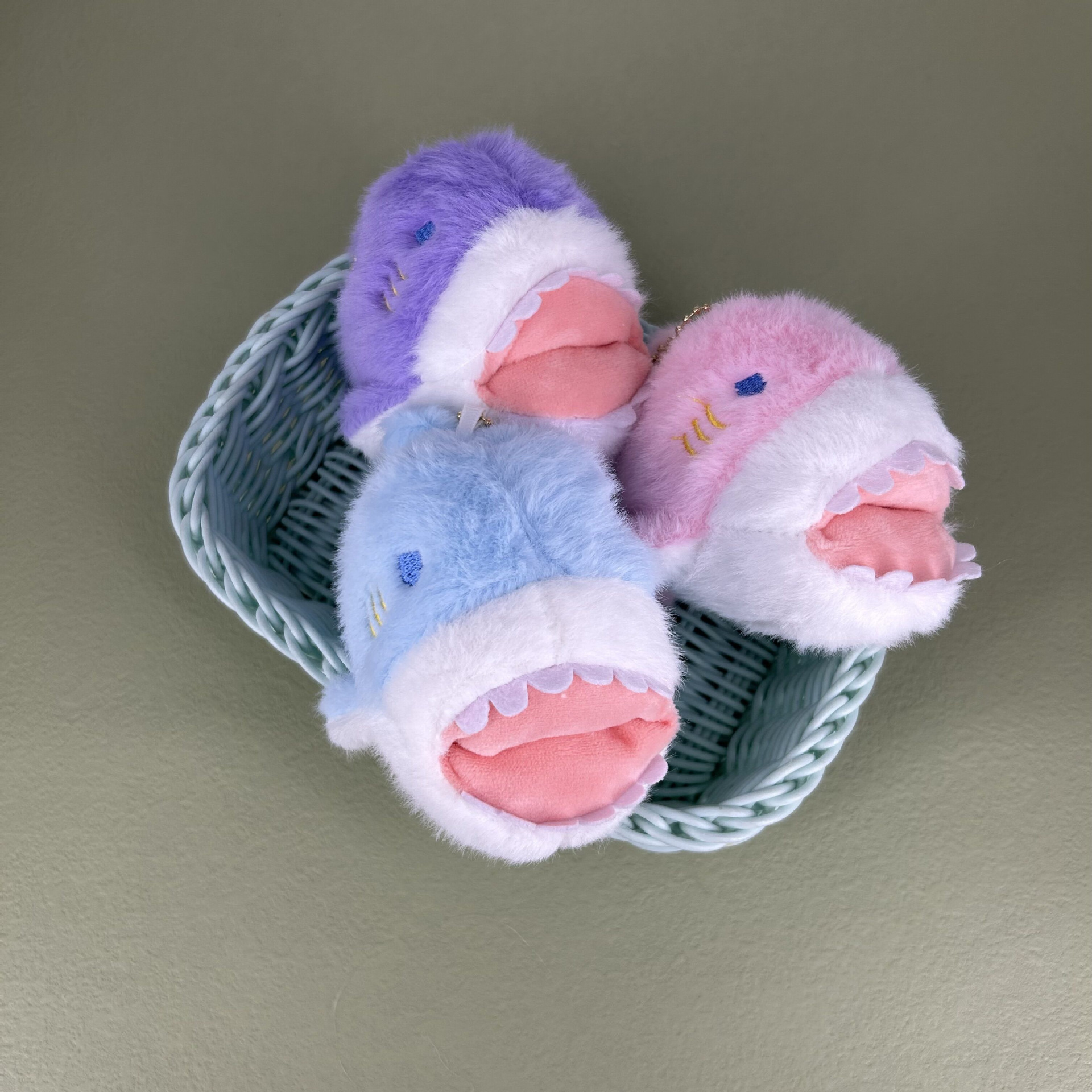 咬手指鲨鱼公仔挂饰可爱玩偶创意情侣包包钥匙挂件礼品公仔12cm