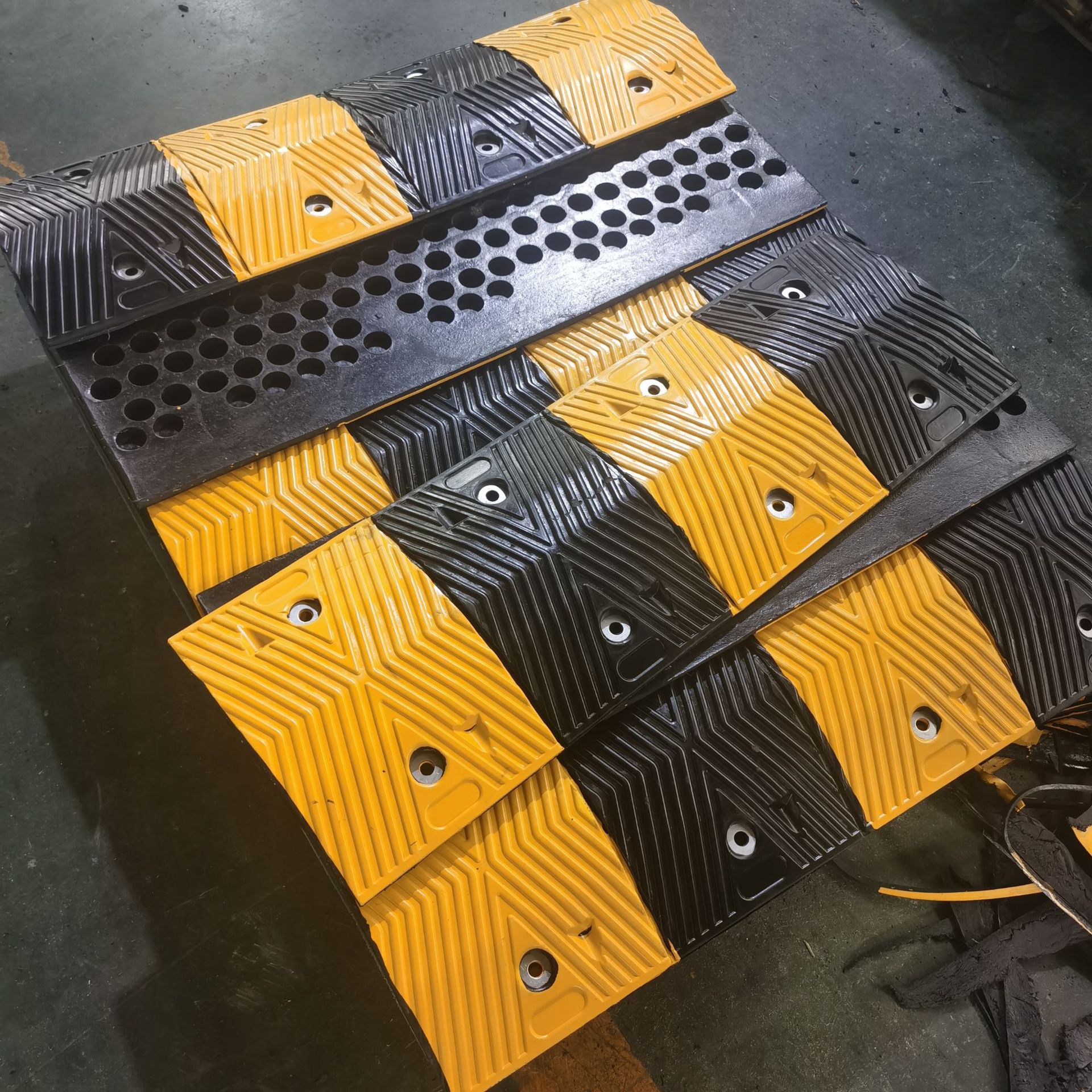 橡胶人字形减速带350x1000x50mm加垫片耐压减速板黄黑减速垄