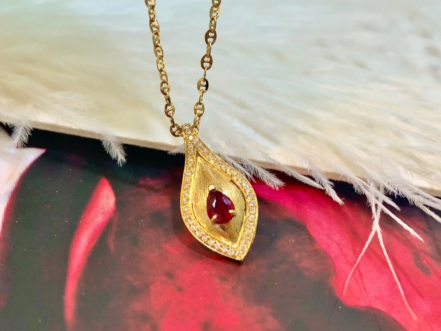 18k金手工拉丝红宝石吊坠au750鸽血红彩宝水滴钻石项链 主石20分