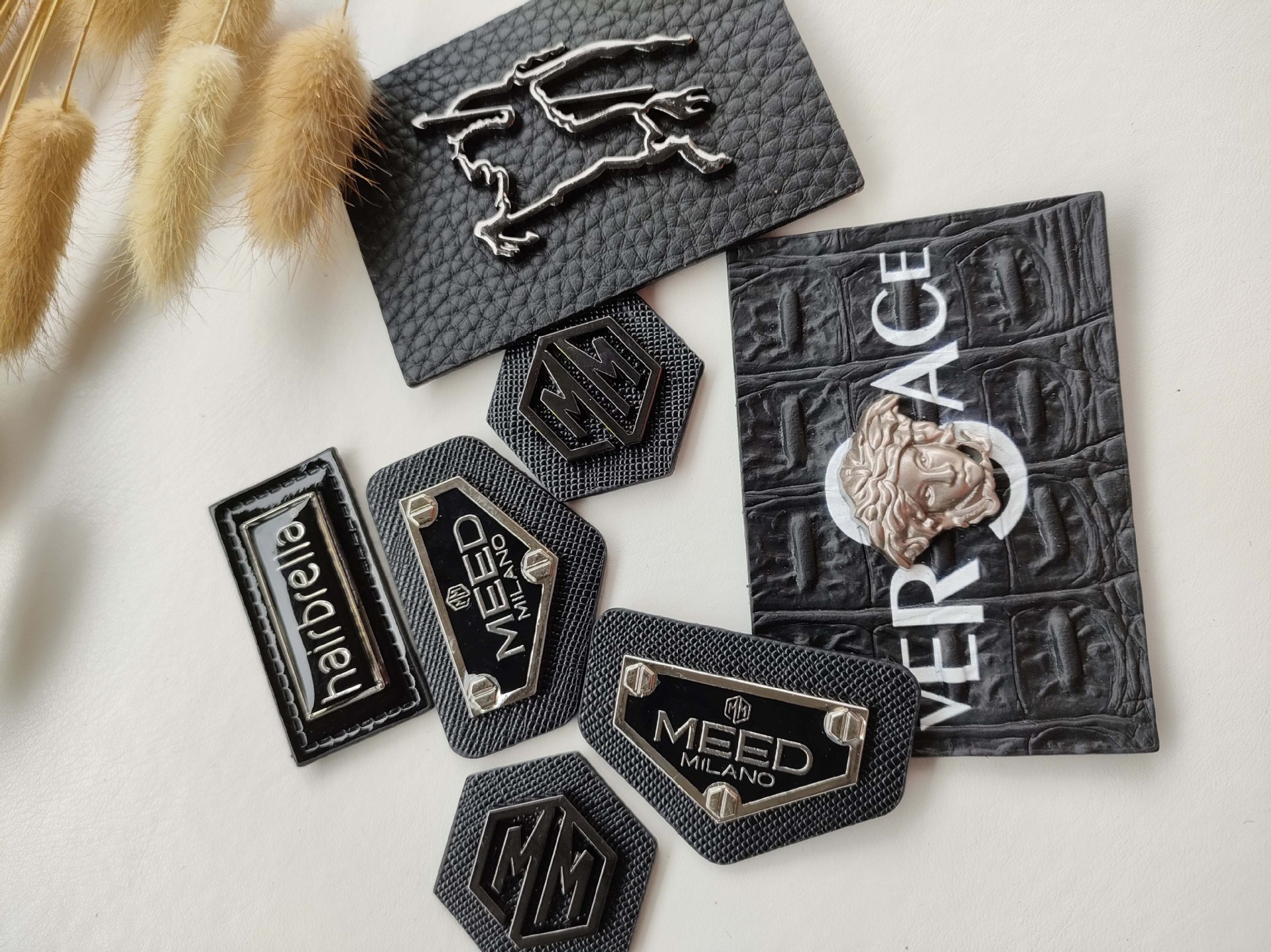 定制箱包五金皮标 仿皮凸印压印logo方形皮牌 牛仔裤金属皮标