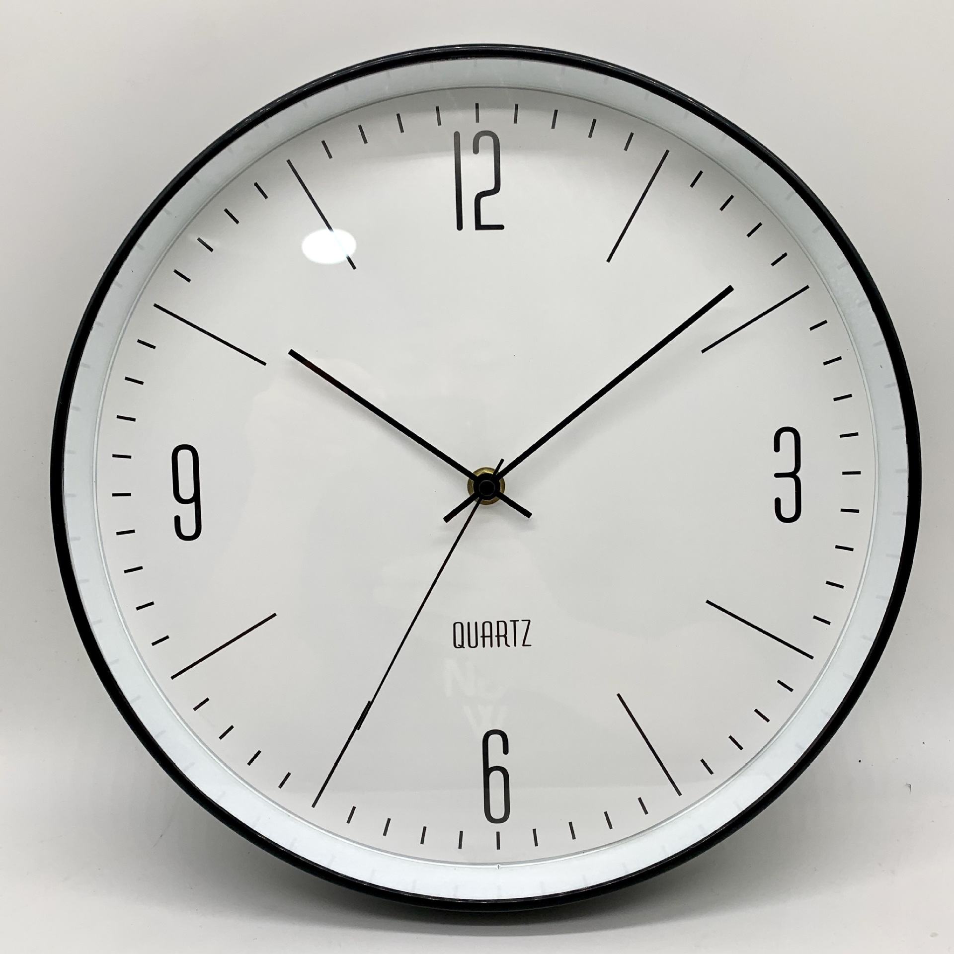 12寸简约时尚装饰挂钟现代卧室石英钟欧式艺术静音圆形墙贴钟白色