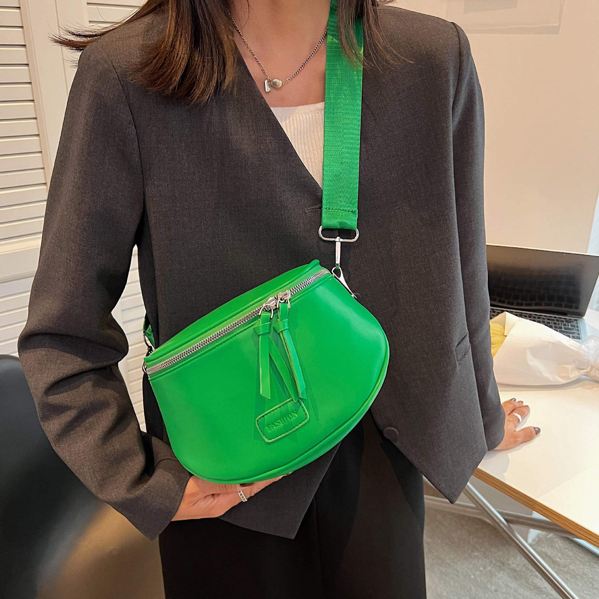 pu纯色马鞍包包女2022新款洋气简约腰包单肩斜挎包宽肩带潮流胸包