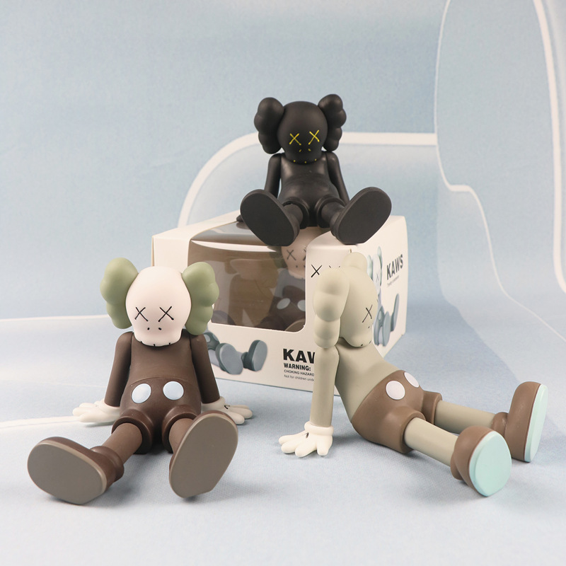 考斯手办车载网红潮玩kaws搪胶公仔玩具坐姿摆件盒装批发-阿里巴巴