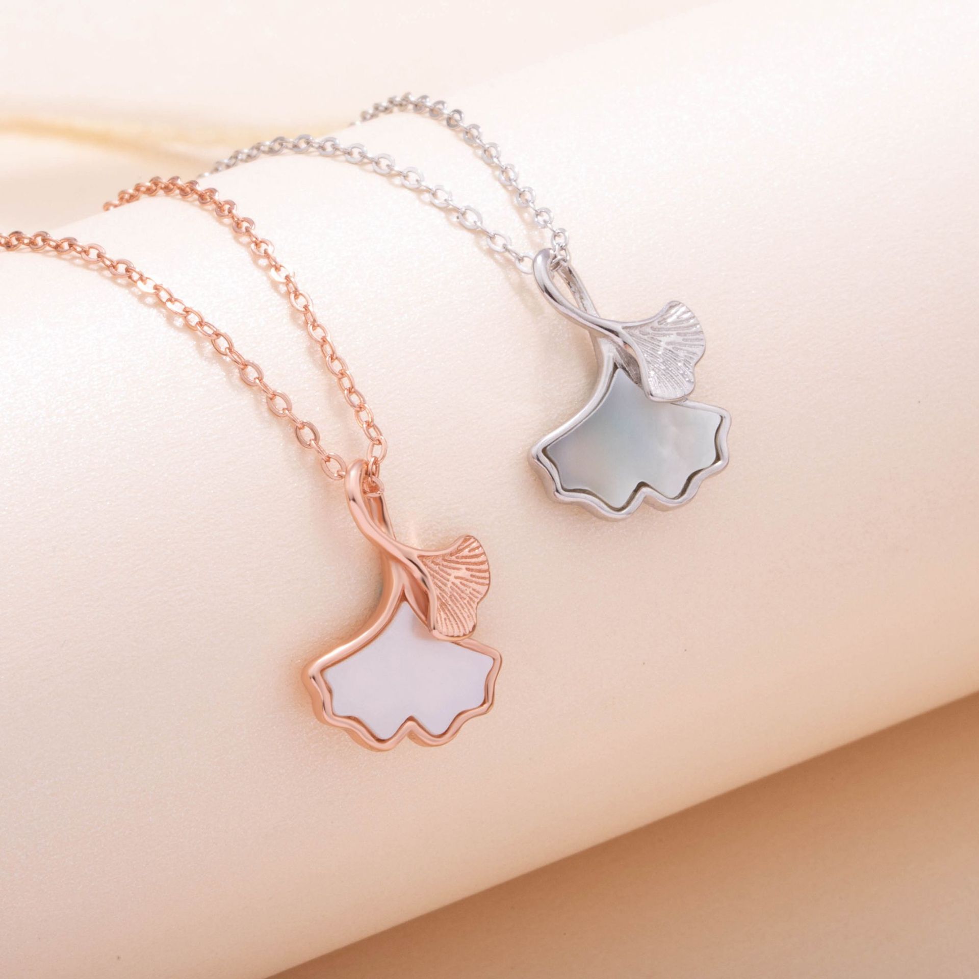 银杏叶项链小杏运项链一贝子项链小众设计感520礼物送女友锁骨链