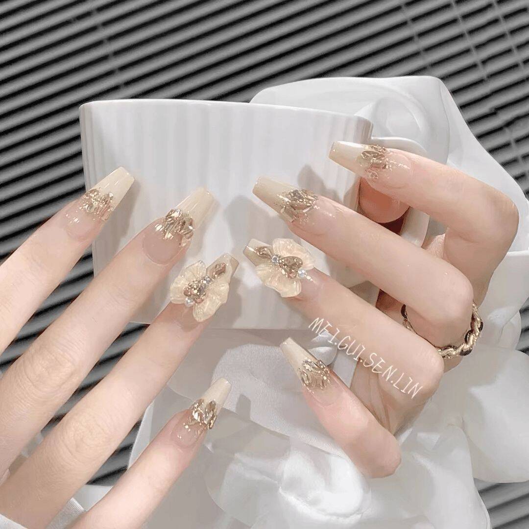 手工穿戴甲蝴蝶结闪钻美甲中长款奶白气质高级假指甲片婚嫁学生甲