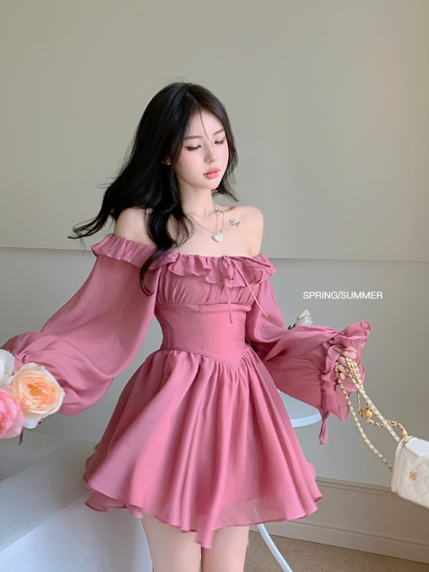 港味粉色甜美一字肩长袖连衣裙女夏季收腰显瘦纯欲风荷叶边短裙子