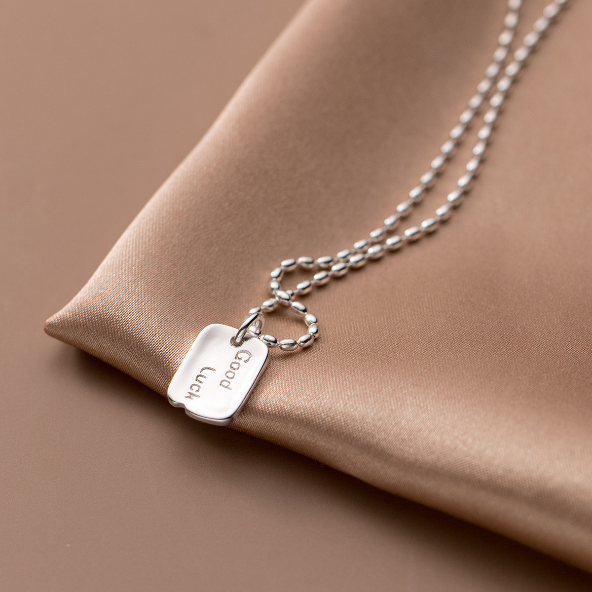 爱洛奇 s925银lucky方牌项链幸运字豆豆链字母米粒链锁骨链d9690