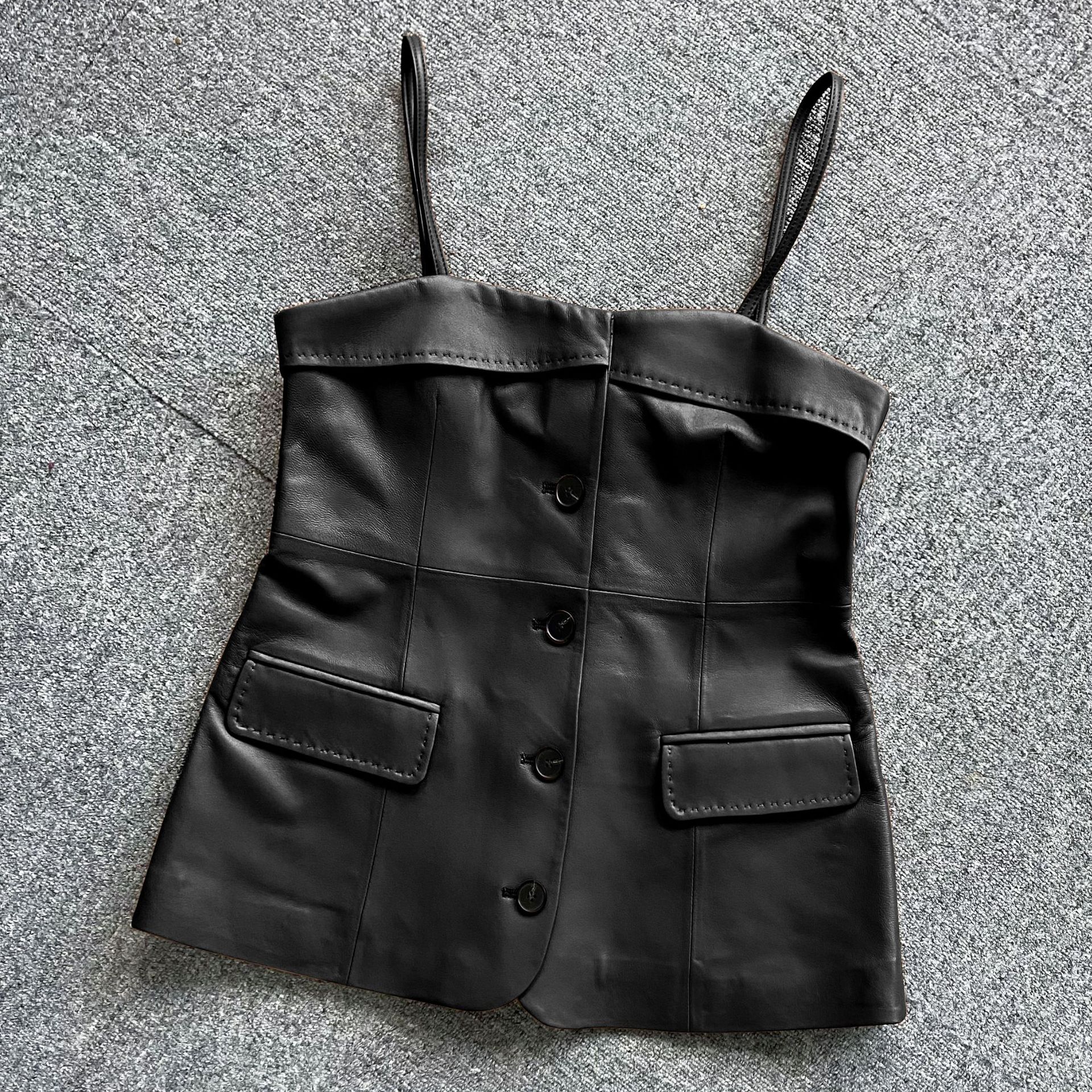 2022春季新款皮衣真皮绵羊皮时尚马甲单排扣子无袖吊带短款上衣女