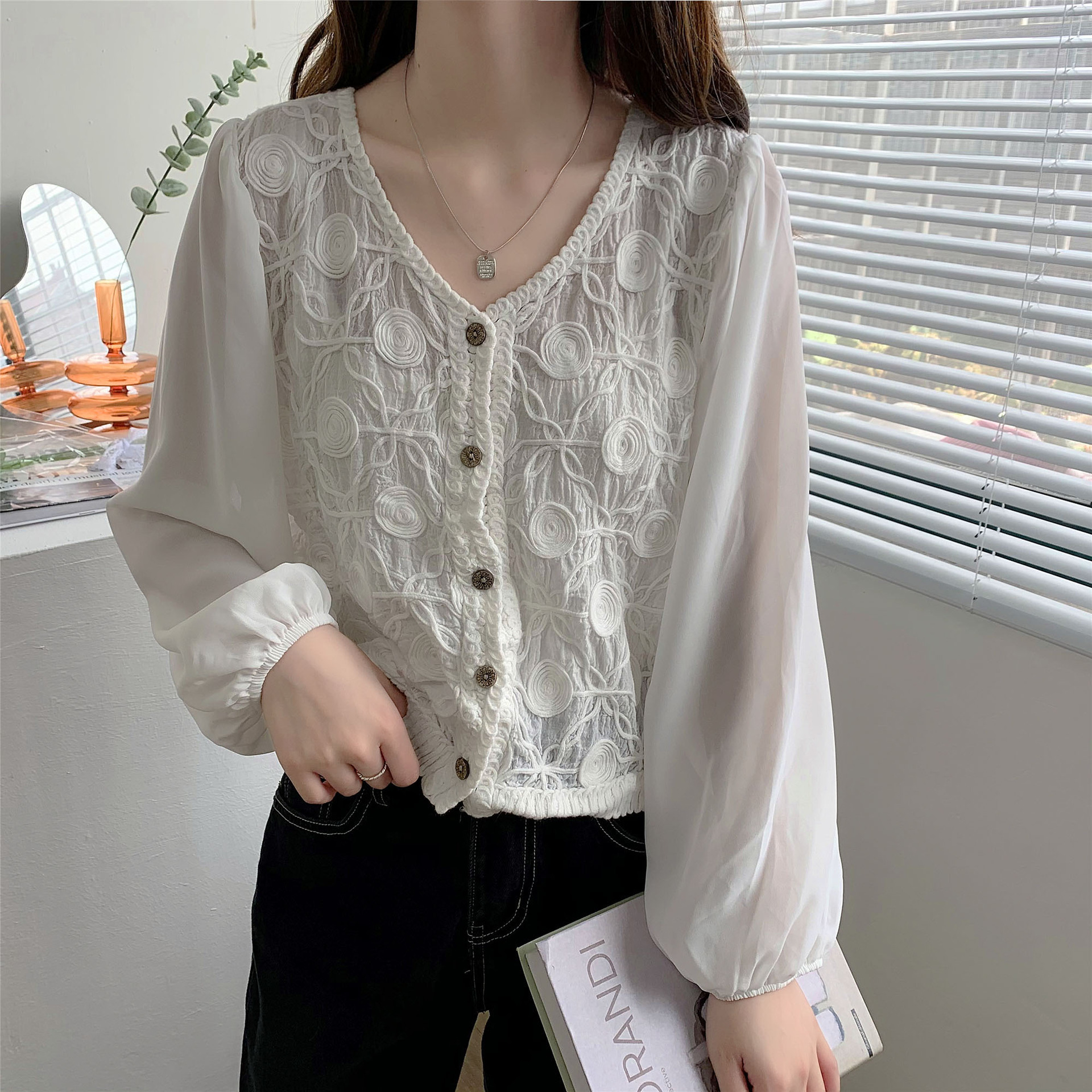 2021秋装新款设计感小众钩花镂空蕾丝衫女v领长袖开衫打底上衣
