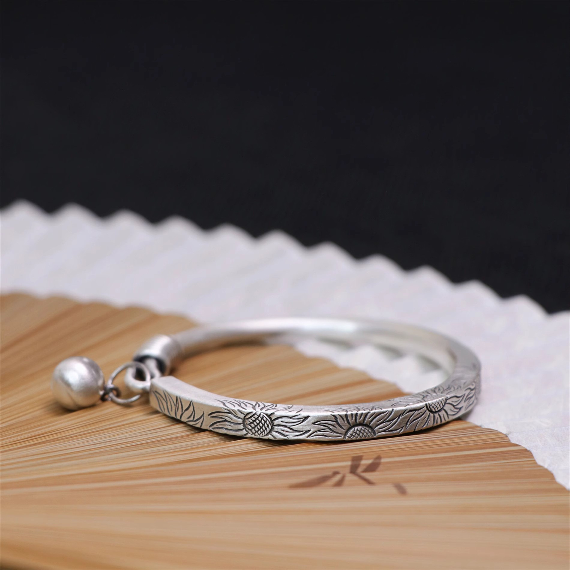 向日葵民族风999足银实心手镯雪花银纯手工錾刻银豆流苏实心银饰