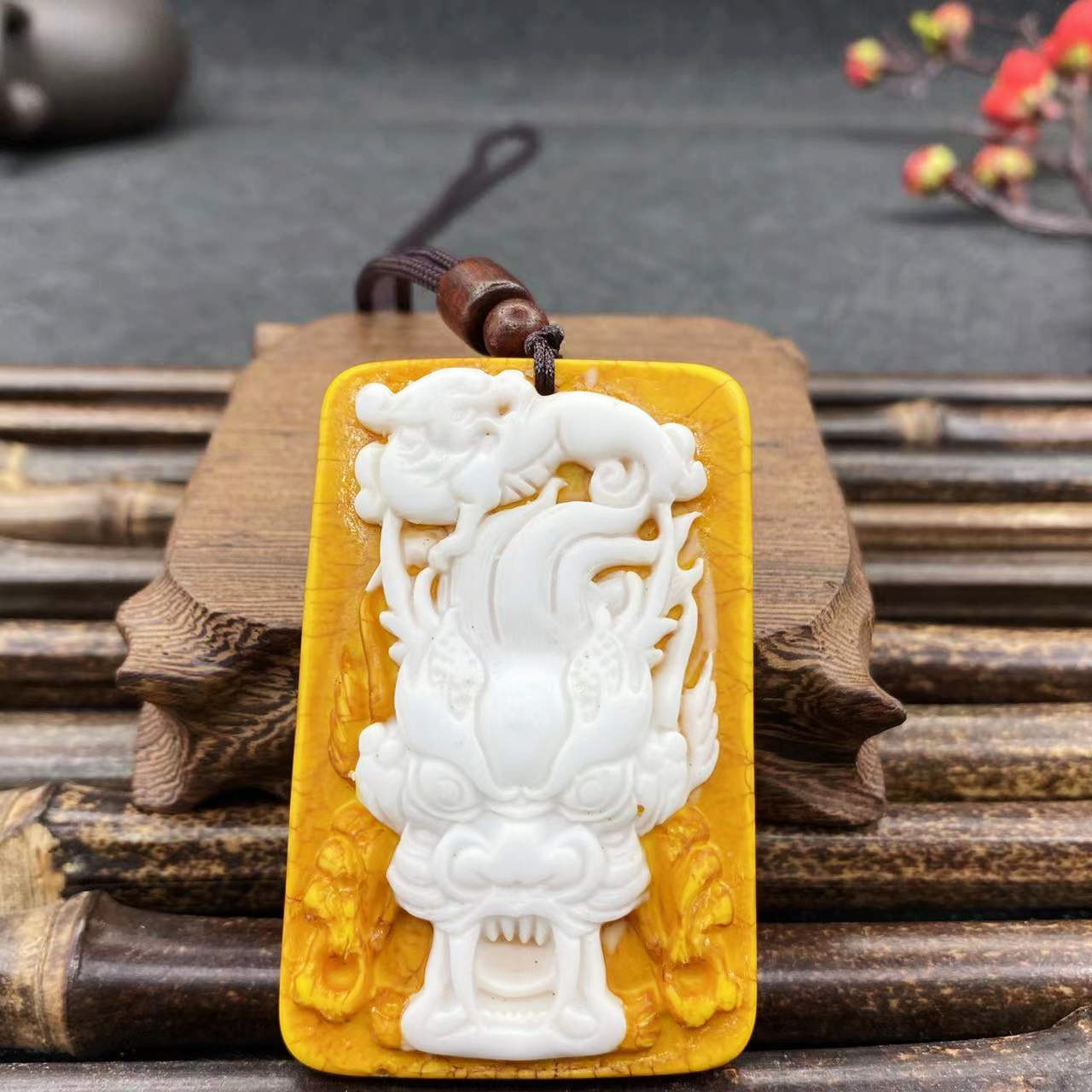 龙涎香灰琥珀龙牌吊坠挂件送长款绳链 男女款毛衣链外衣链龙 批发