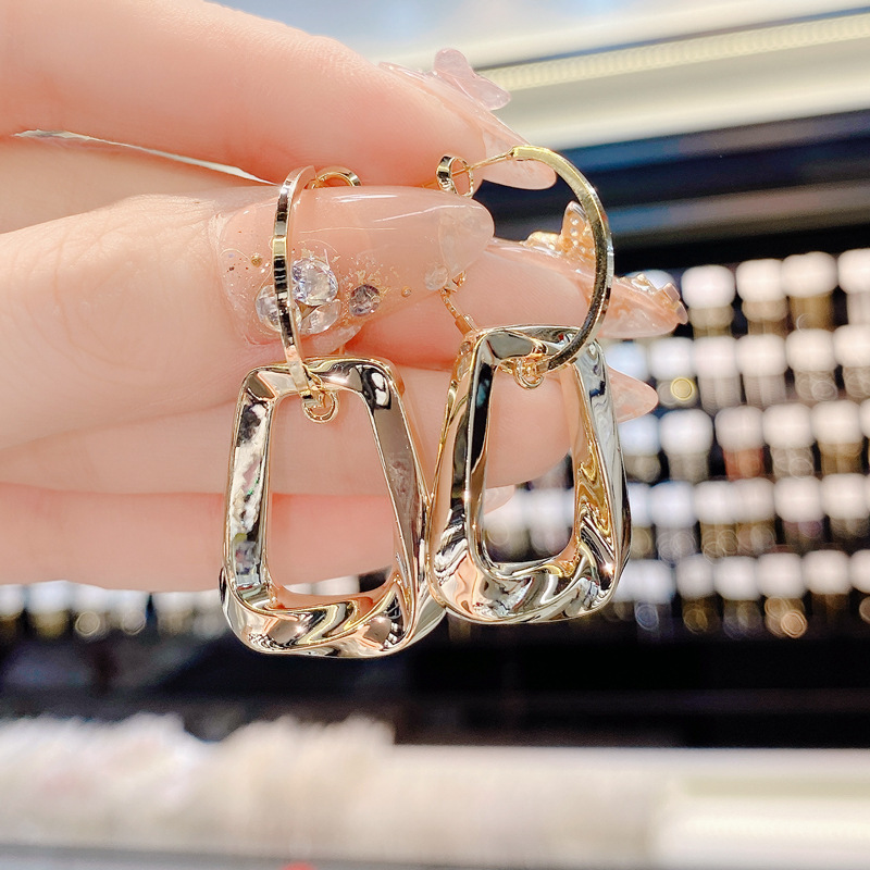 Dongdaemun Fashion All-Match Design Metal Twisted Square Ear Ring Female Net Red Personalized Eardrops Female