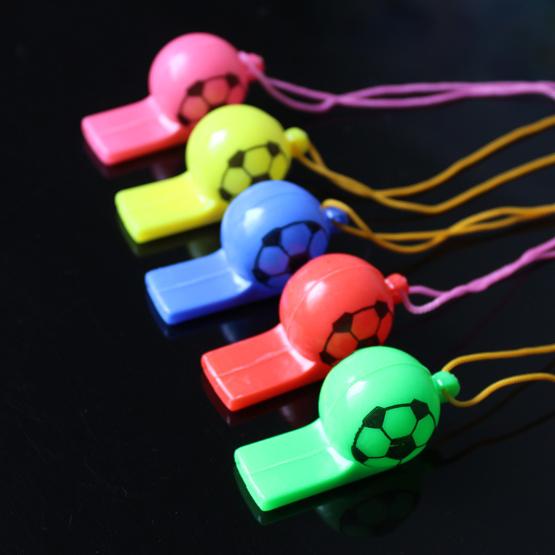 儿童卡通口哨彩色发声音玩具哨子地推礼品环保彩色塑料带绳玩具