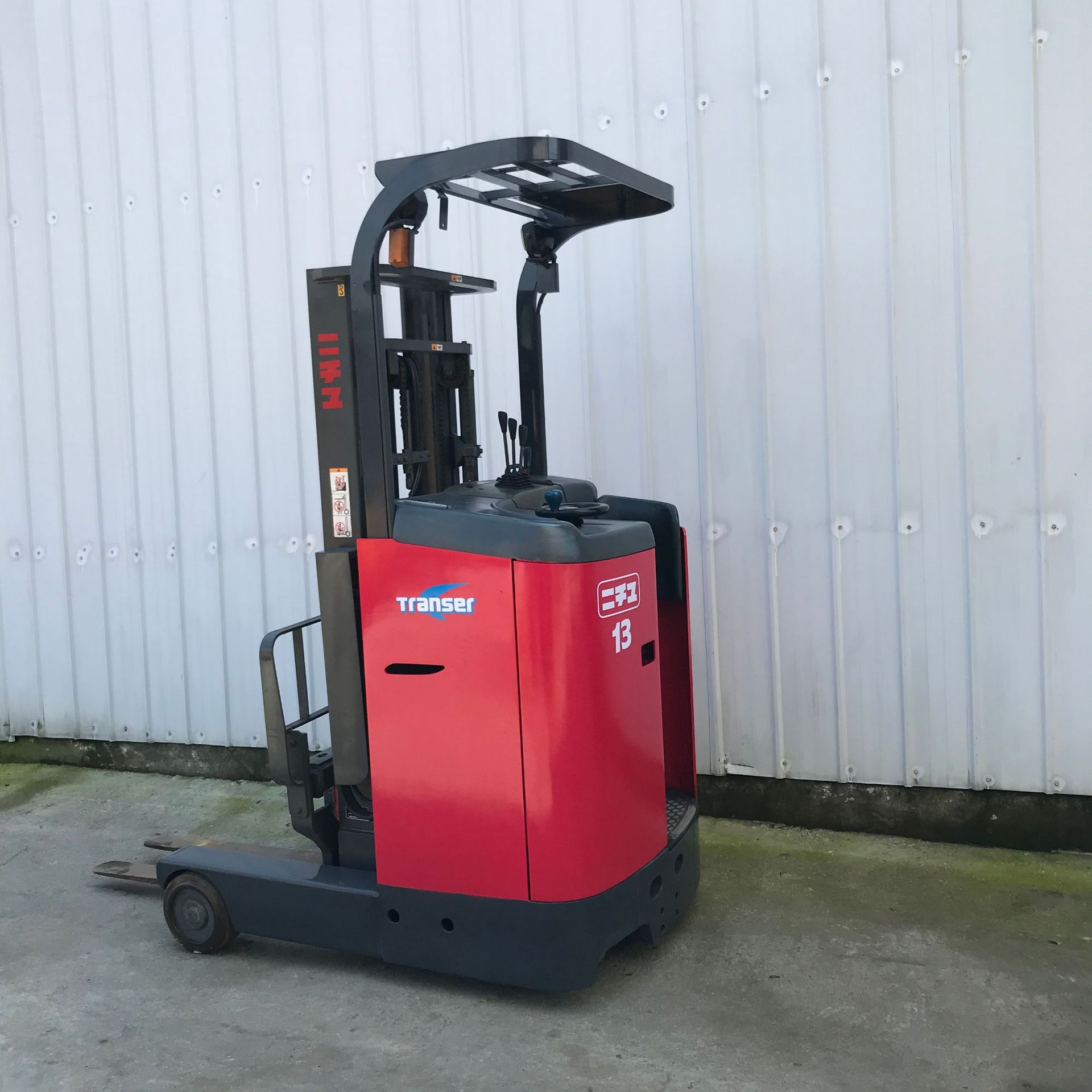 精品二手力至优1.3吨前移式电动堆高车,仓储小巧新能源搬运车销