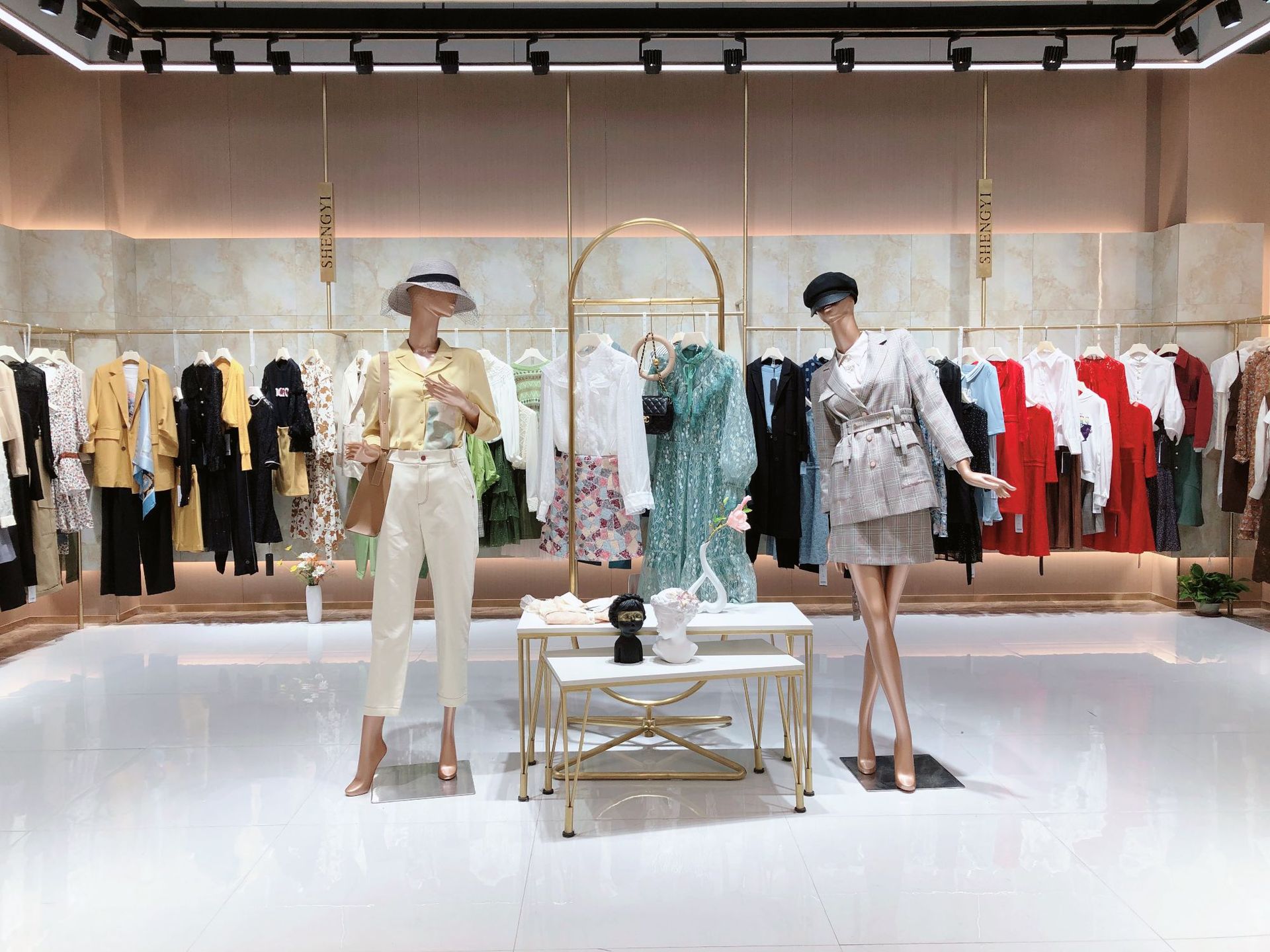 杭州四季青原创设计师品牌折扣女装慕拉2021春装专柜撤柜剪标走份