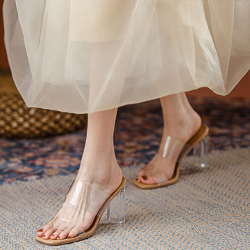 夏季新款一字带水晶粗跟外穿透明凉拖仙女风大码时尚清凉高跟鞋女