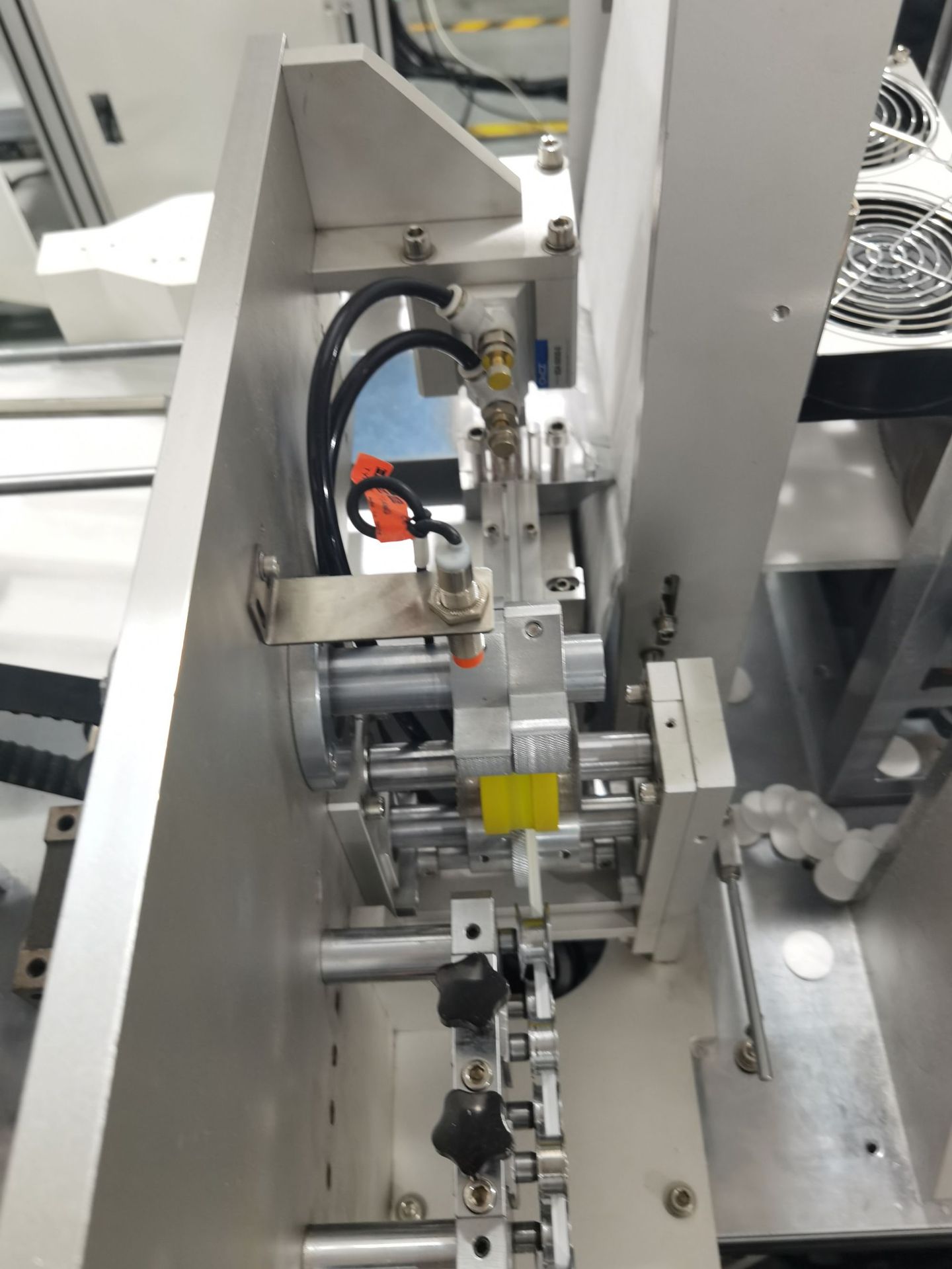 kn95带打孔口罩机全自动高速n95口罩机带打孔一体n95口罩生产设备