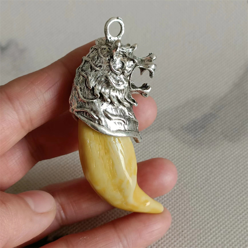 复古风仿狼牙吊坠仿狗牙钛钢项链男女百搭个性挂件情侣潮酷毛衣配