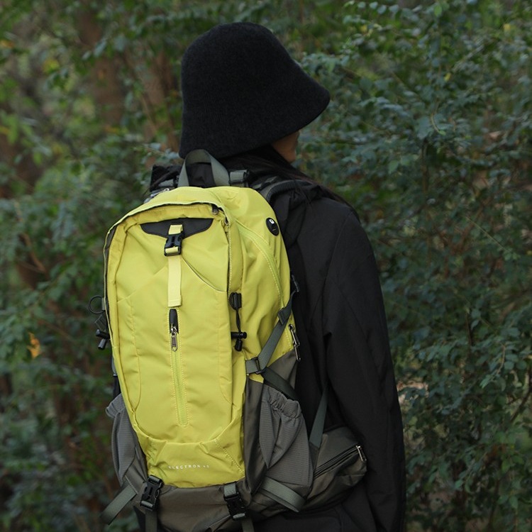 户外徒步登山背包减压减负轻便双肩包新款轻量化大容量旅行尼龙布