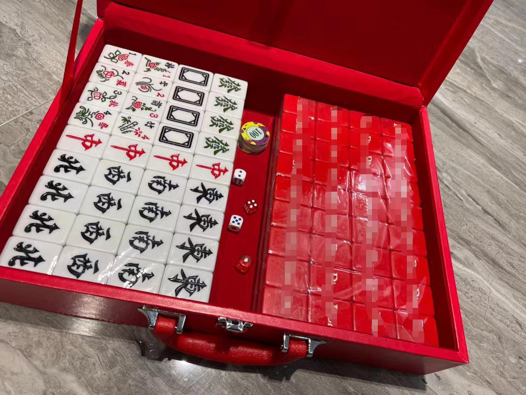 d家红皮质麻将盒内含 144颗麻将 筹码 骰子 麻将布