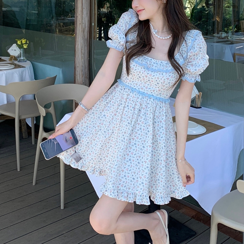 白色碎花连衣裙女夏复古法式方领泡泡袖收腰碎花裙短裙裙子