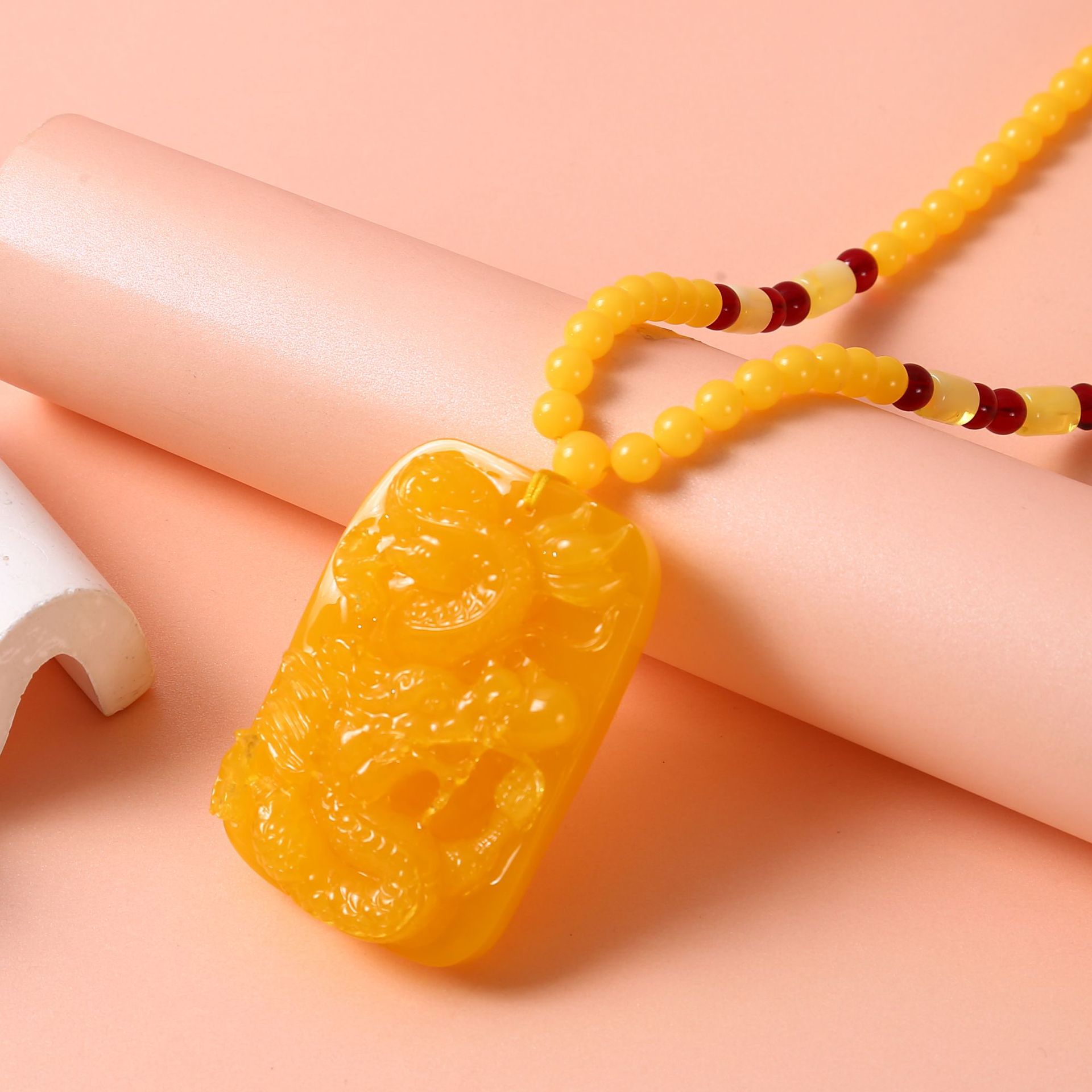 民族风蜜蜡平安龙牌吊坠琥珀雕刻挂坠长毛衣链公园地摊小饰品货源