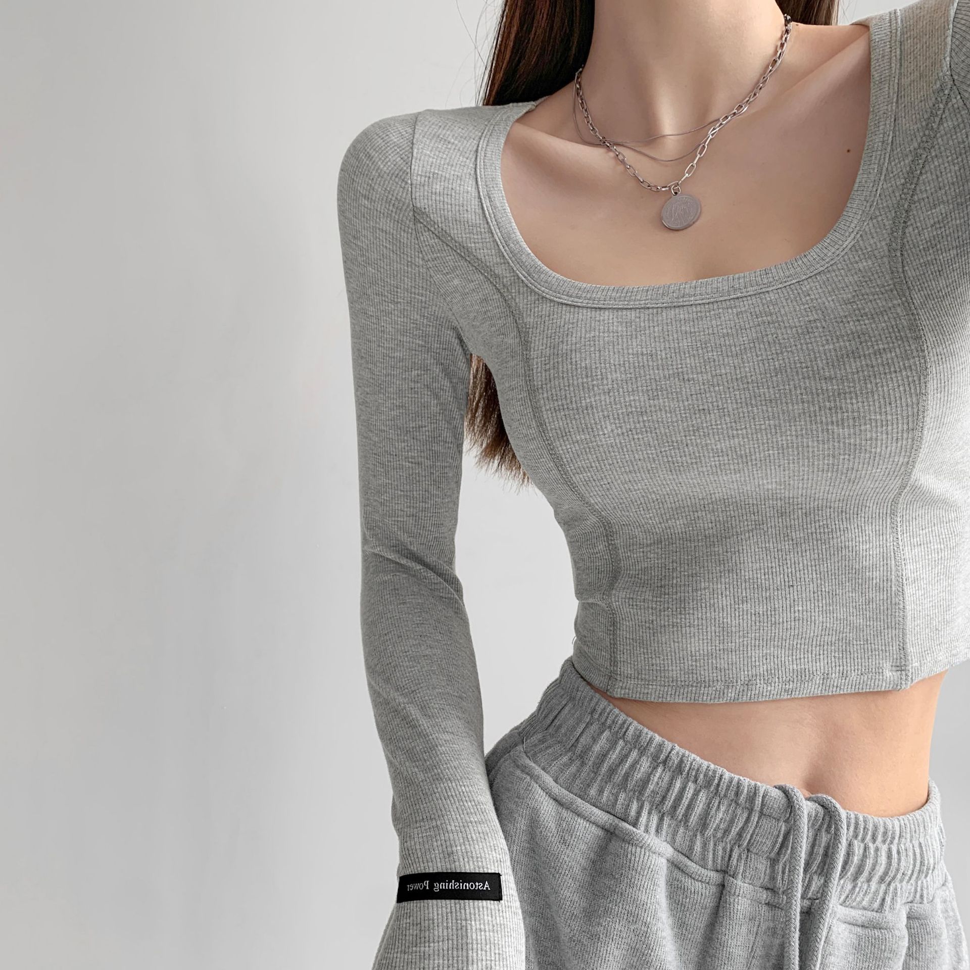 街拍辣妹修身大方领露锁骨长袖t恤女甜酷短款拼接紧身露腰打底衫