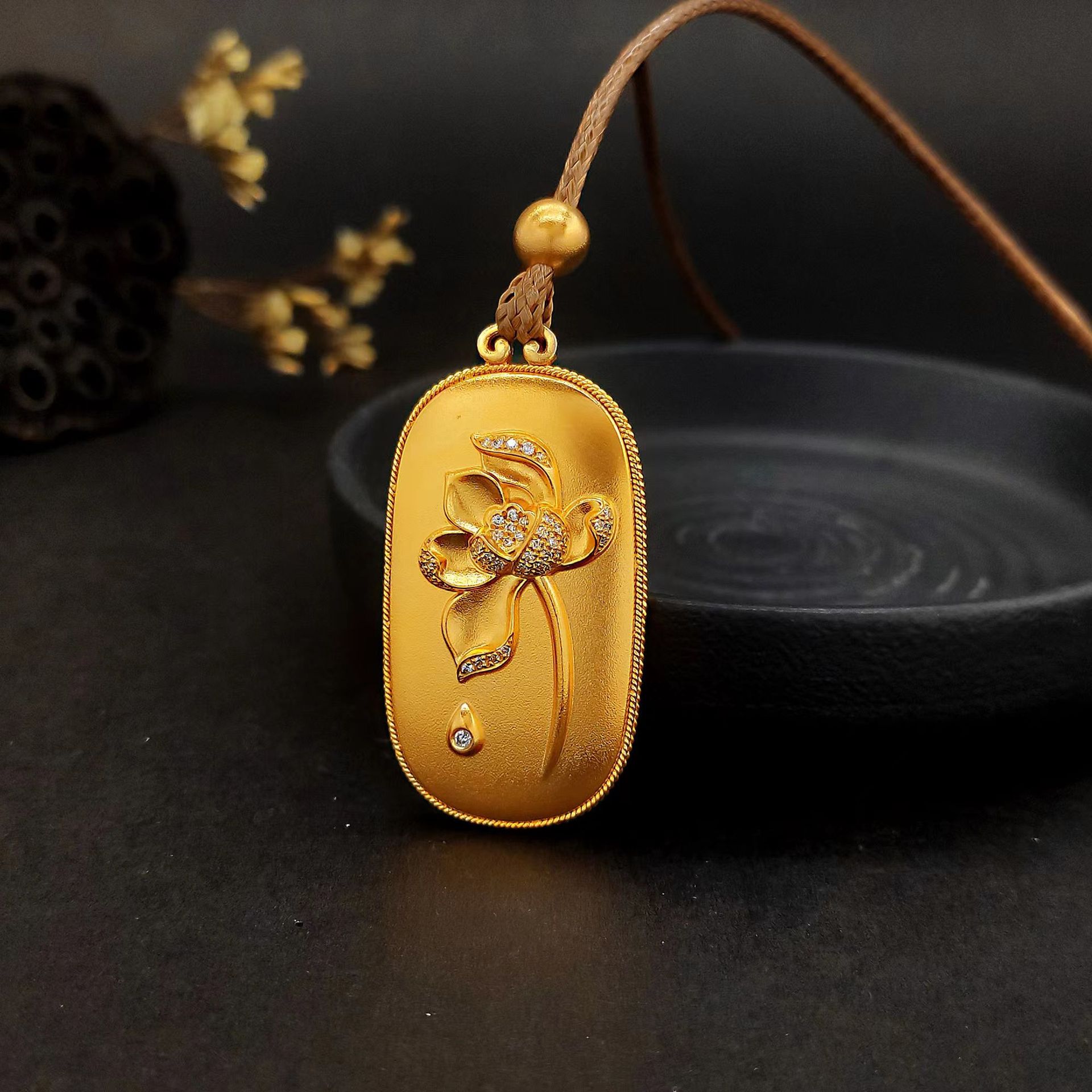 复古轻奢古法黄金色荷花吊坠皮绳方牌项链时尚气质百搭高级感项链