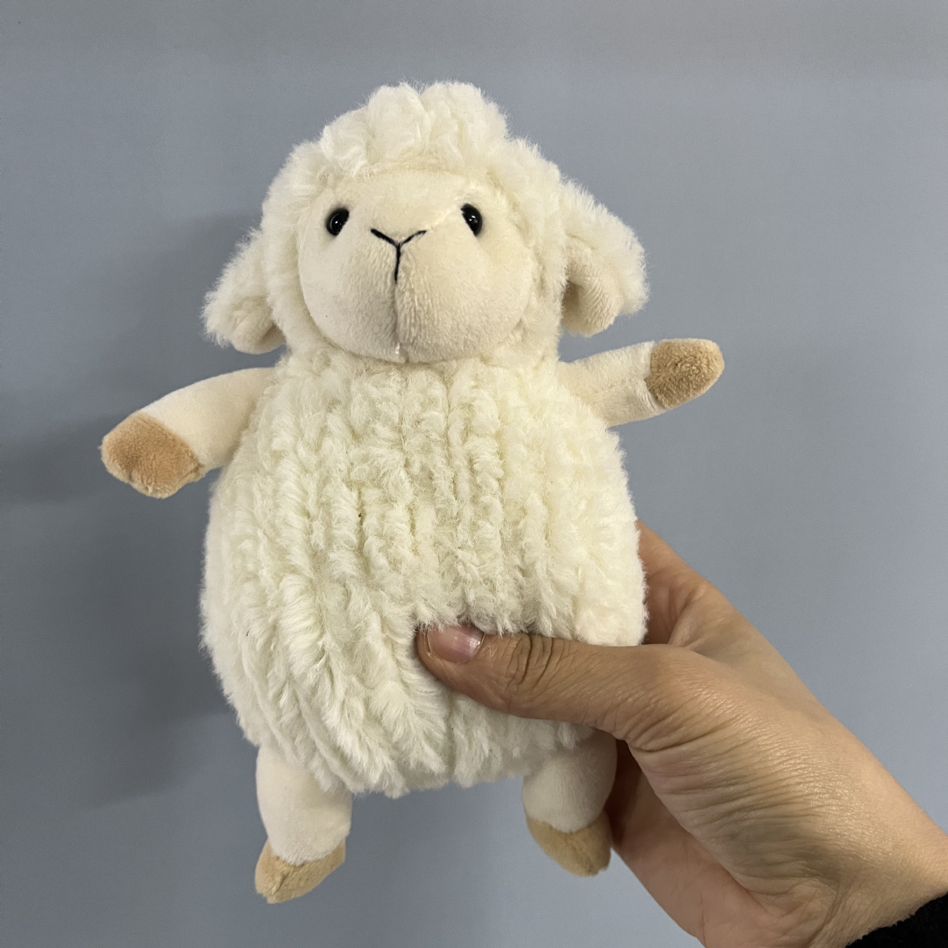 可爱精美小羊生日礼物不掉色不掉毛亲肤柔软摆件公仔毛绒玩具