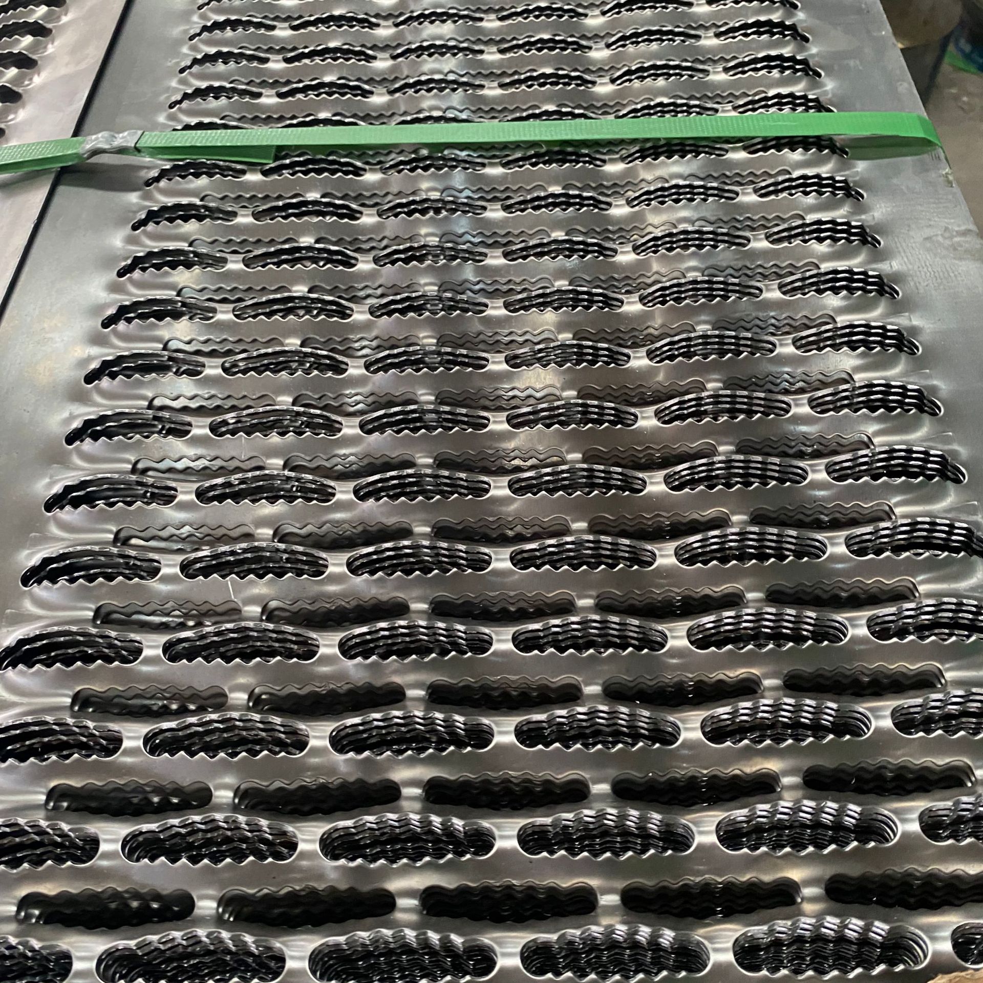 鳄鱼嘴防滑板冲孔板防滑板冲孔筛板金属防滑板厂家