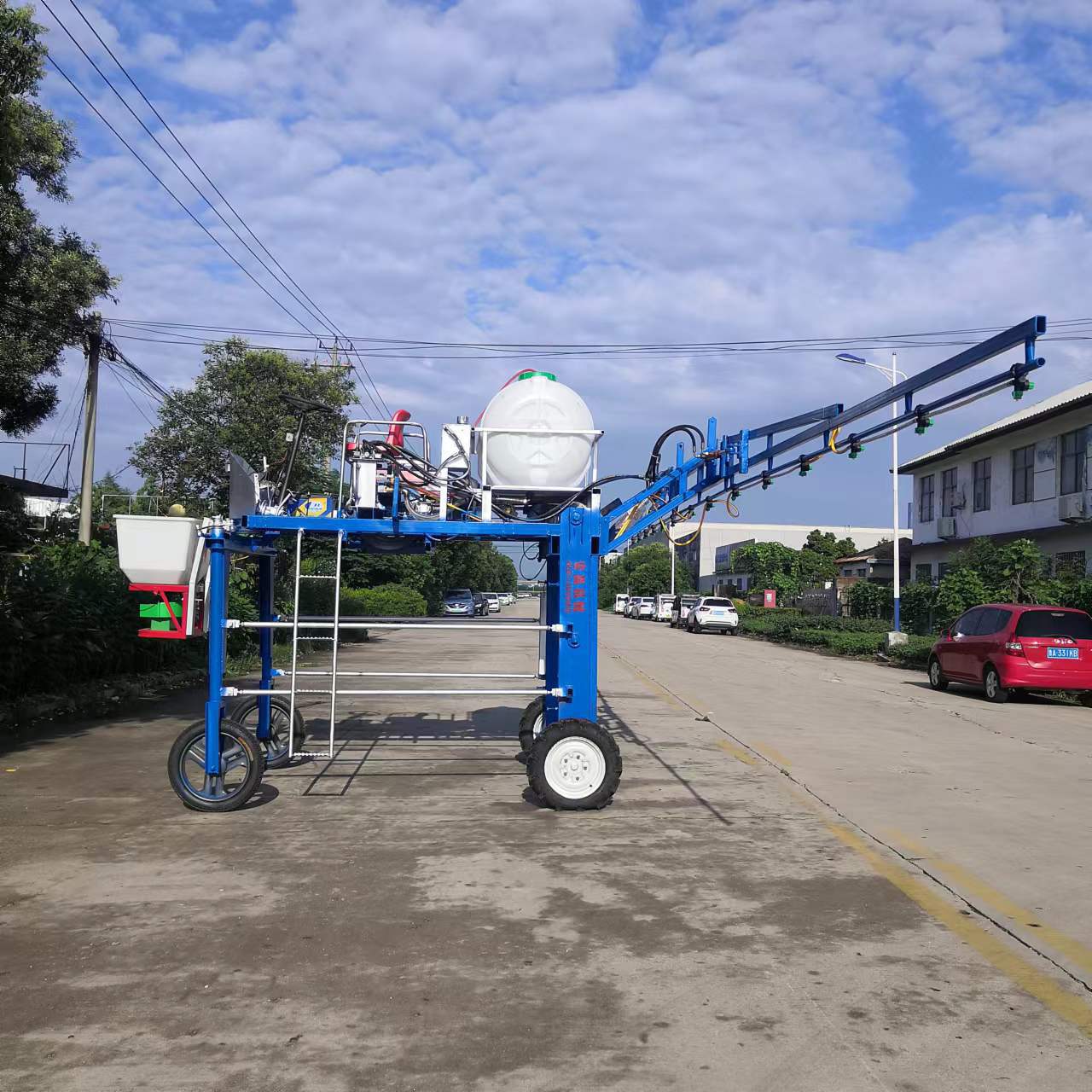 宏鑫乘坐式棉花四轮喷药车 柴油打药机厂家 牵引式折叠喷杆打药机