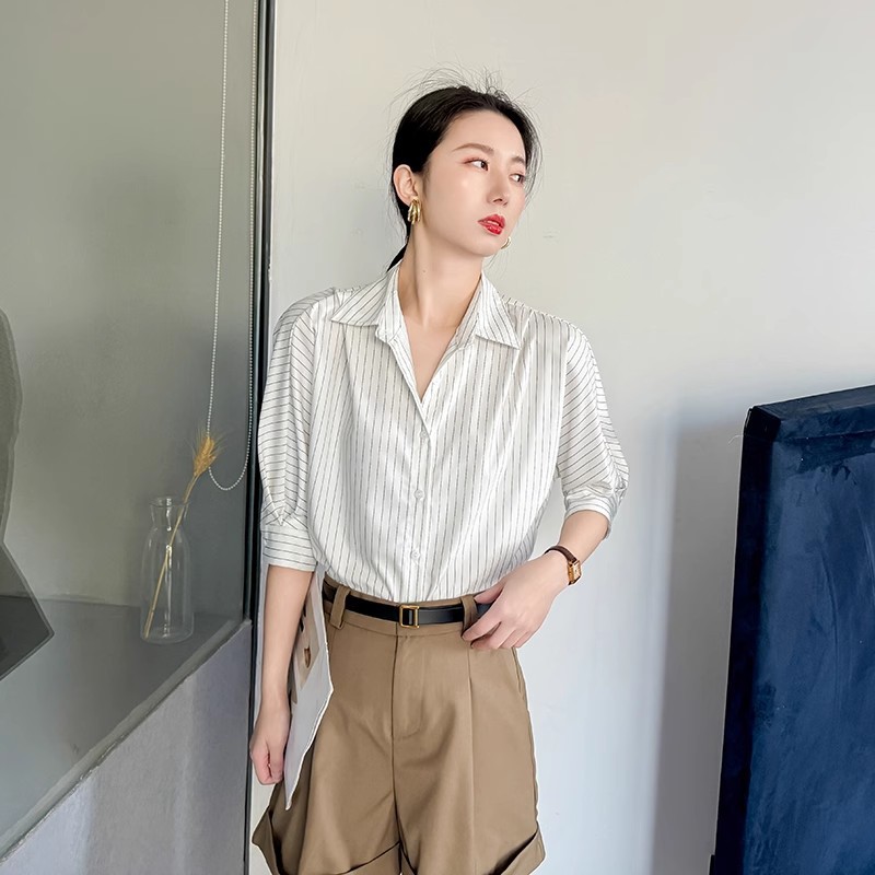 法式黑白条纹中袖衬衫女夏款休闲宽松职场轻熟风抗皱短袖气质上衣