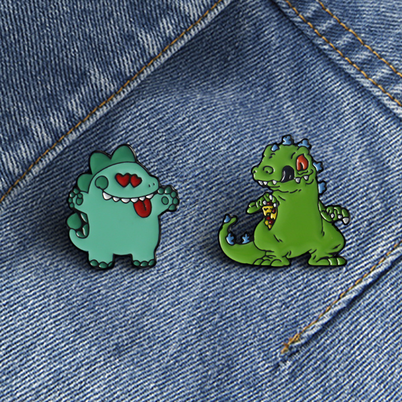 漫画风格可爱动漫恐绿色龙胸针合金金属徽章书包装饰别针领针女批