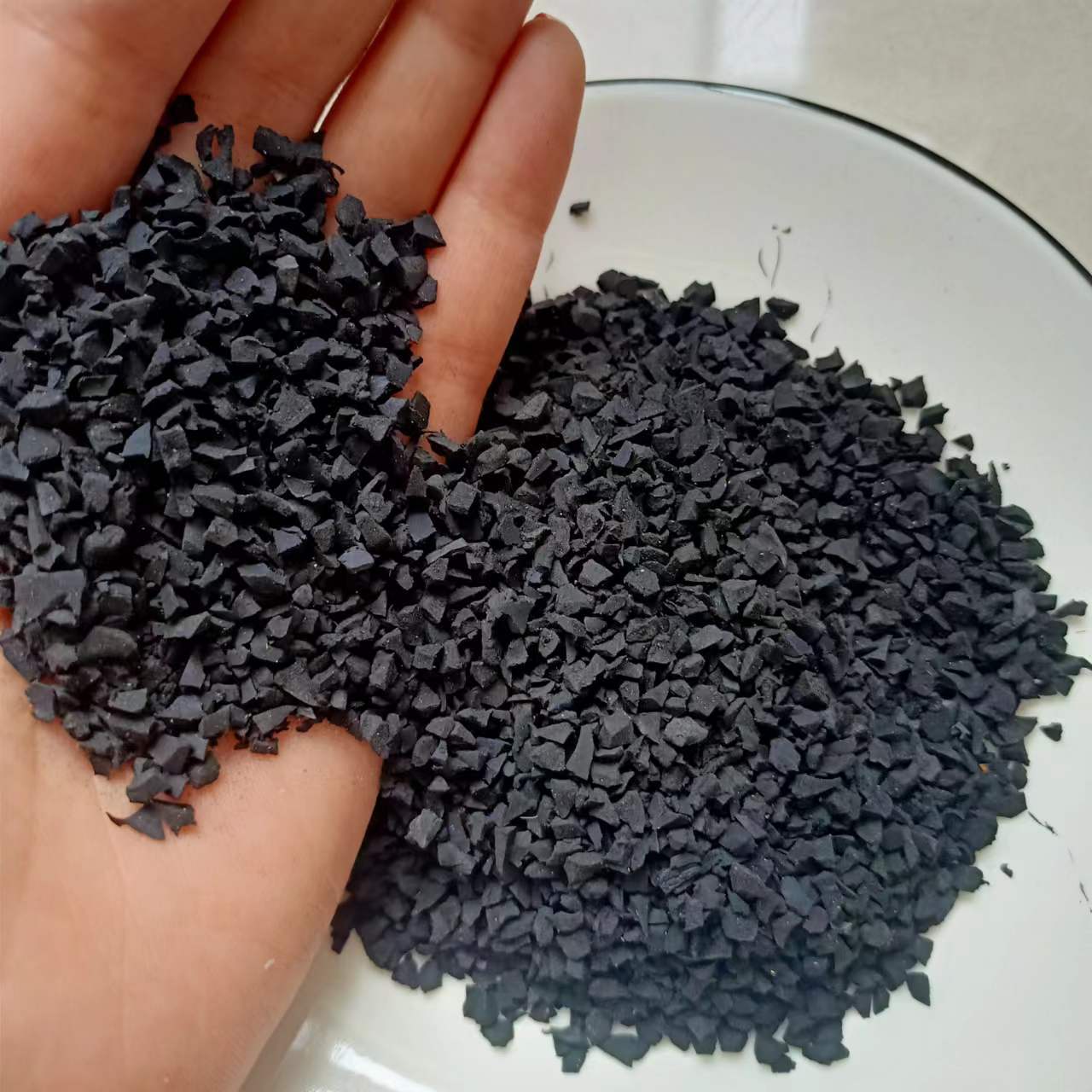 供应 橡胶轮胎颗粒 跑道草坪地垫用胶粉 黑色塑胶鞋底填充胶粒-阿里巴