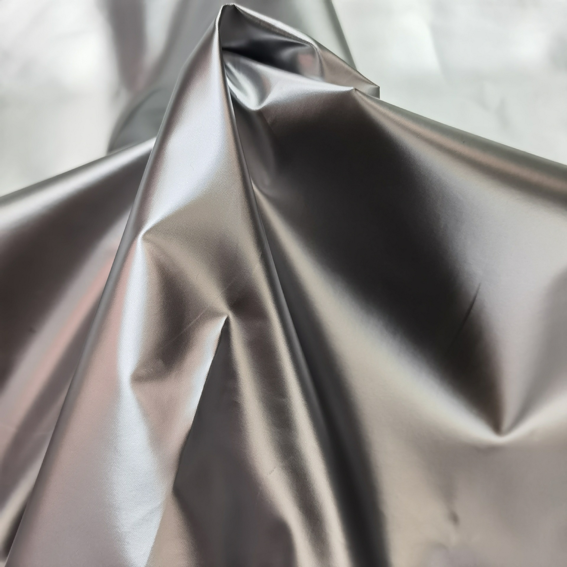 厂家直销亮面面料,时尚羽绒服外套面料,金属色亮面布料,现货供应,联系