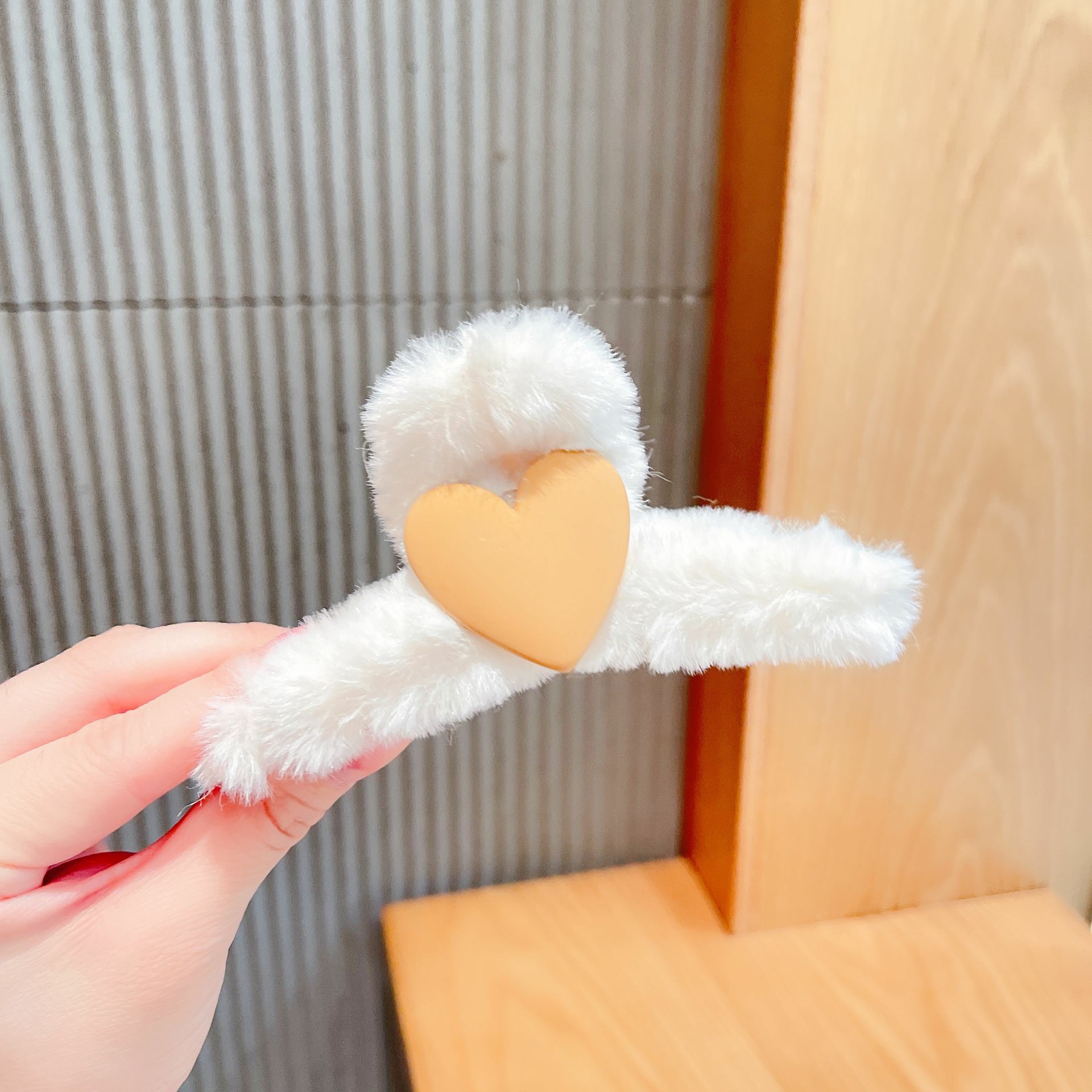 秋冬新款草莓熊毛毛抓夹毛绒发夹后脑勺发卡大号鲨鱼夹盘发抓夹女