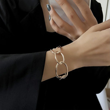 批发轻奢网红素圈手镯女感小众设计ins冷淡风金属手链手环手饰。