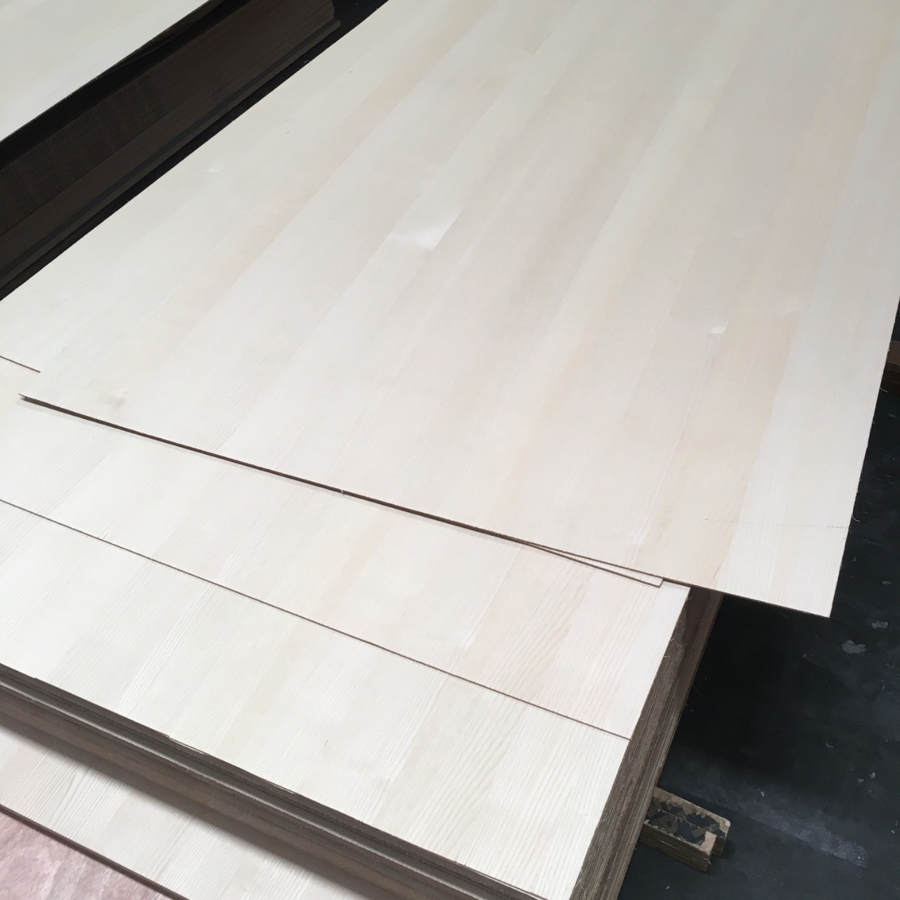 白蜡木皮贴面厂 直纹实木拼胶合板贴50丝厚皮厂家直供白栓木饰面