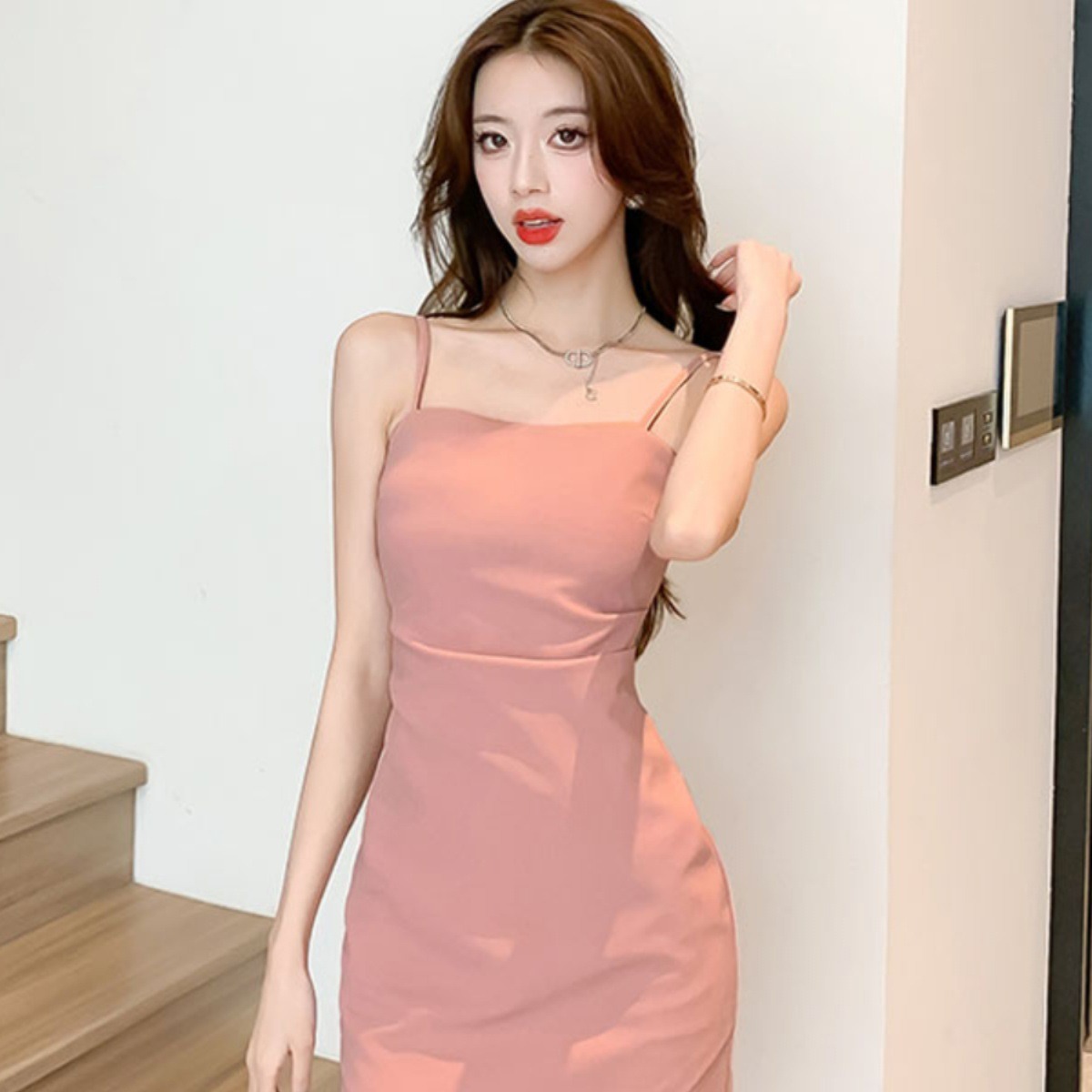 粉色吊带裙女夏季2024新款高级感收腰显瘦性感辣妹短款包臀连衣裙