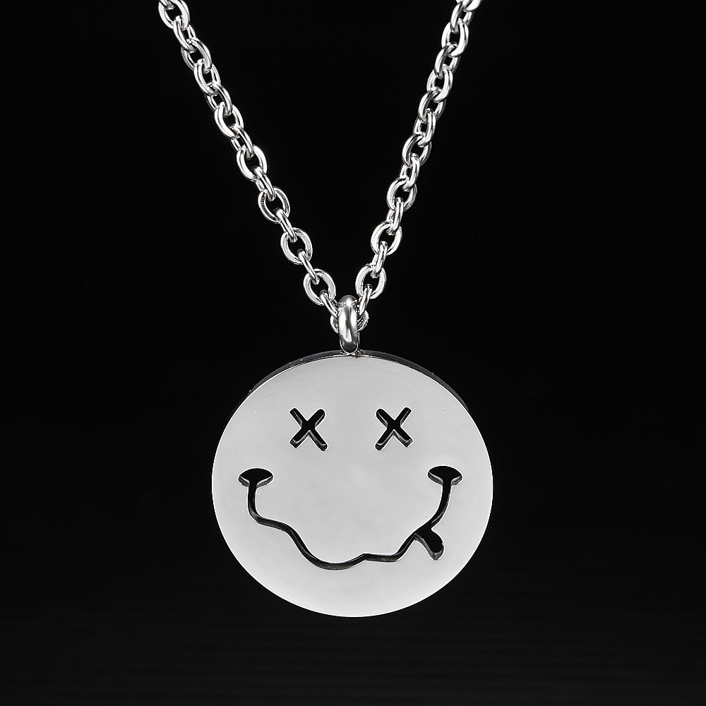 潮牌嘻哈钛钢搞怪笑脸项链微笑表情包情侣圆牌吊坠毛衣链配饰批发
