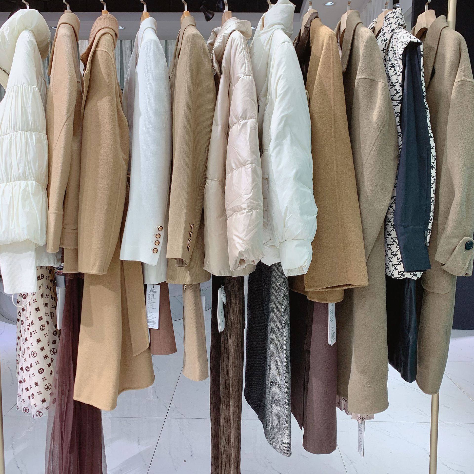 乐町平湖白鸭绒羽绒服女款高端女面包服短款品牌女装批发一手货源