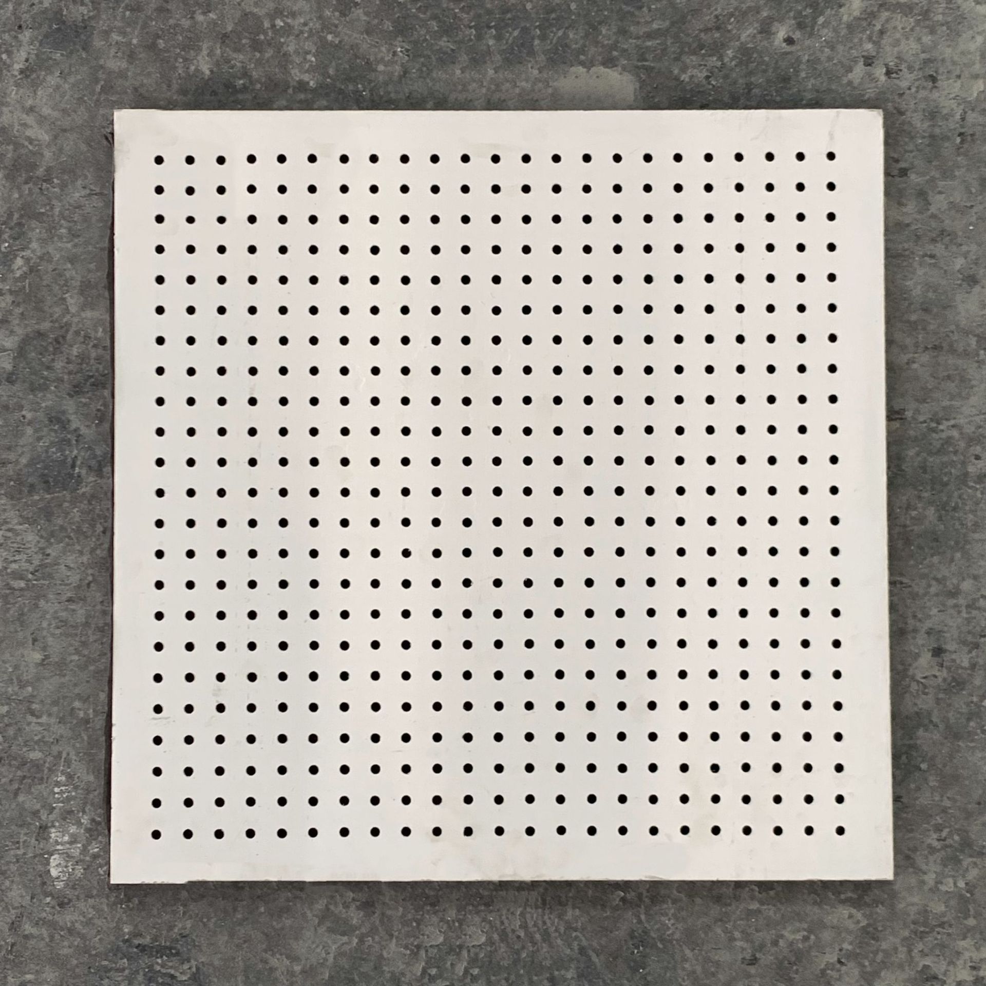 吸声用穿孔纤维水泥板 18%穿孔率机房,剧院用隔音吊顶墙