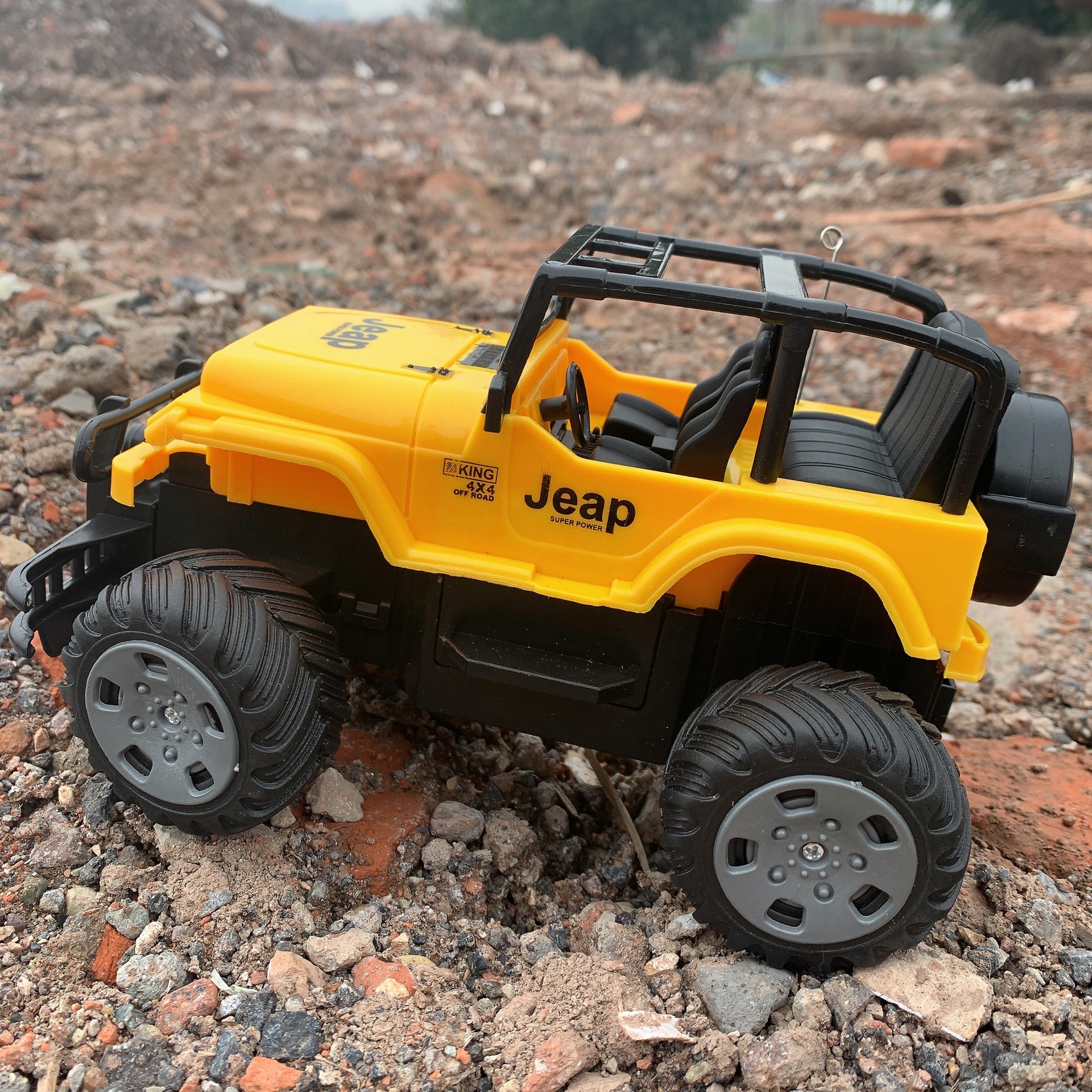 遥控越野赛车吉普大轮电动四通万向小汽车耐摔儿童男孩玩具车礼物