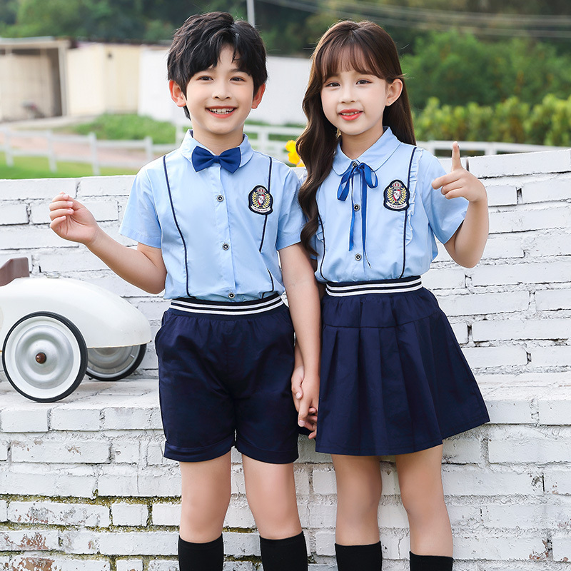 蓝色校服小学生