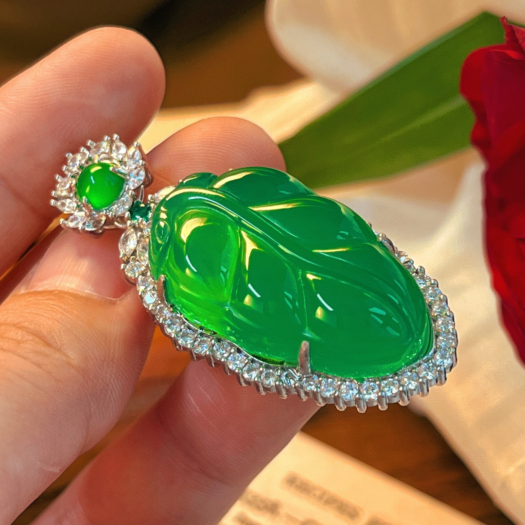 天然冰种绿玉髓挂坠女款翡翠色祖母绿色镶宝石项链坠子树叶吊坠