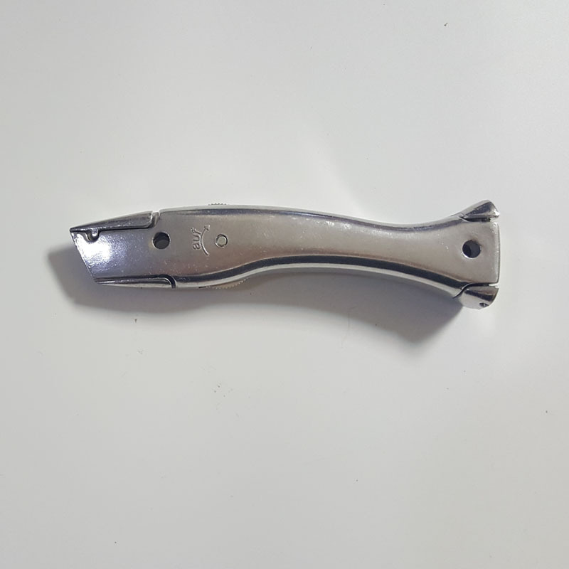 pvc海豚勾刀鱼形刀厂家大量批发塑胶地板工具钩刀地毯割刀快很准