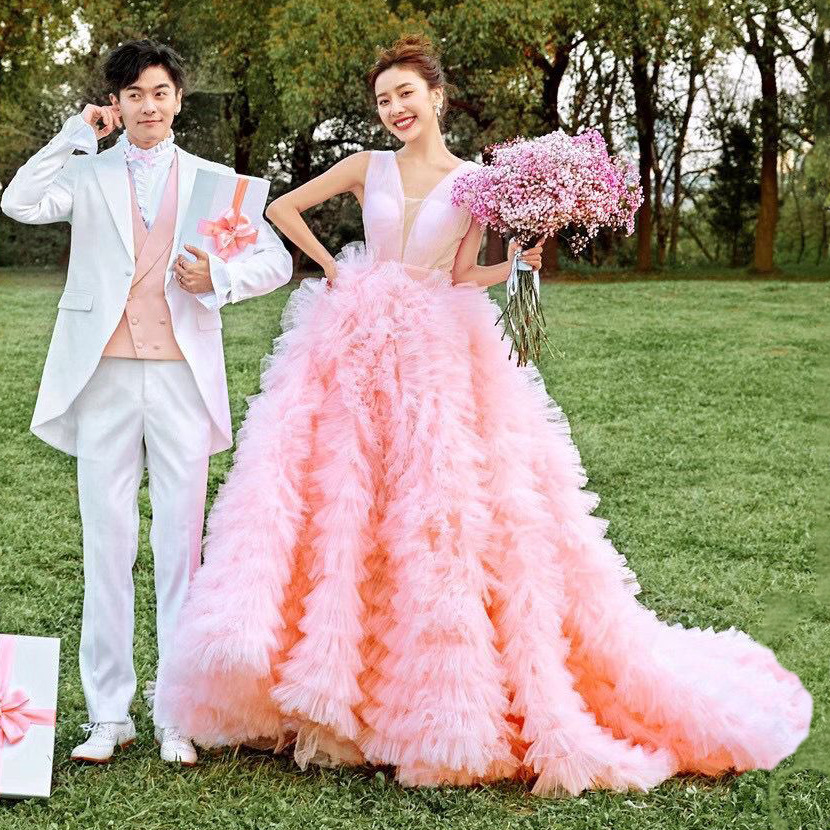 影楼新款旅拍主题彩纱情侣街拍甜美粉色拖尾婚纱摄影写真拍照礼服