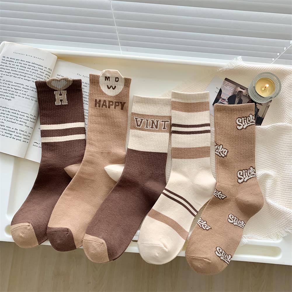 美拉德咖色系中筒袜字母潮袜秋冬女棉袜子复古学院风女袜-阿里巴巴